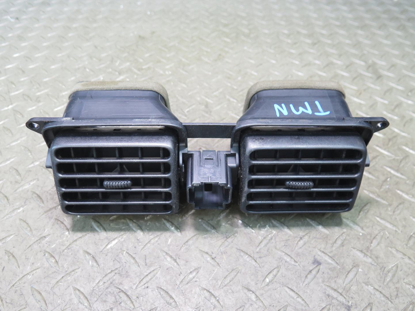 00-05 Toyota MR2 Spyder ZZW30L Dash Front Center Air Vent Grille 55660-17050 OEM
