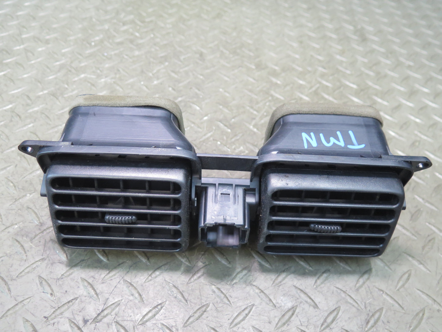 00-05 Toyota MR2 Spyder ZZW30L Dash Front Center Air Vent Grille 55660-17050 OEM