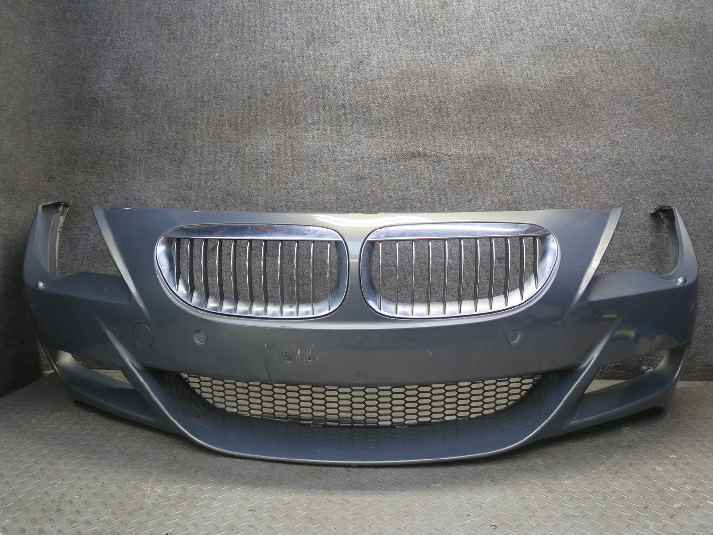 2006-2010 BMW E63 E64 M6 M-sport Front Bumper Cover w Kidney Grille Defected