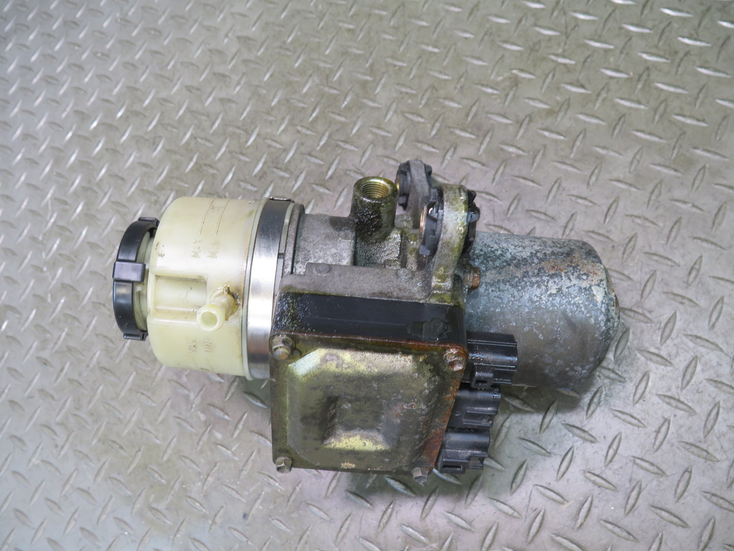 00-05 Toyota MR2 Spyder ZZW30L Power Steering Pump 89657-17010 OEM