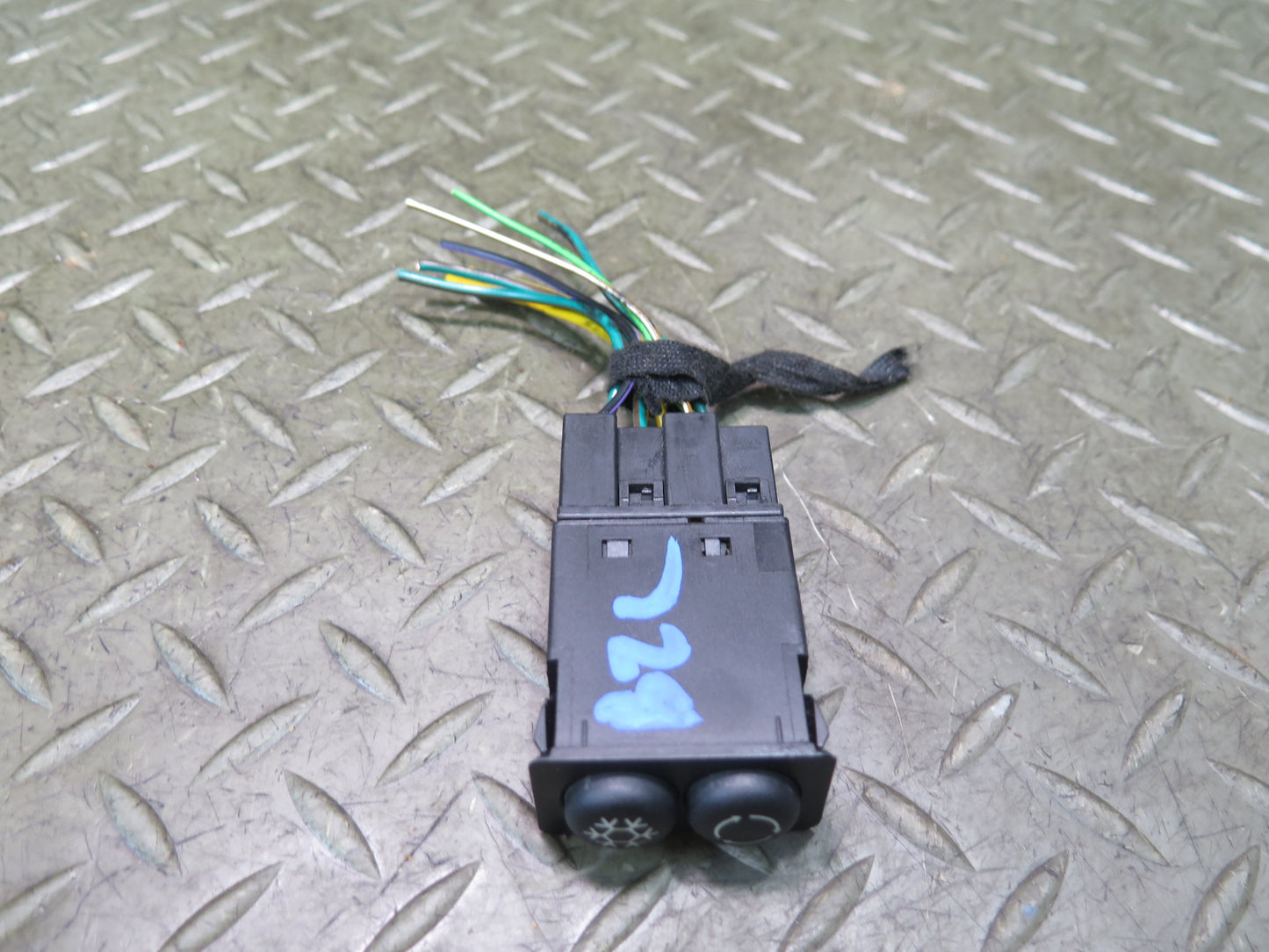 00-02 BMW E36/7 Z3 A/C Air Condition Recirculation Button Switch 6901575 OEM
