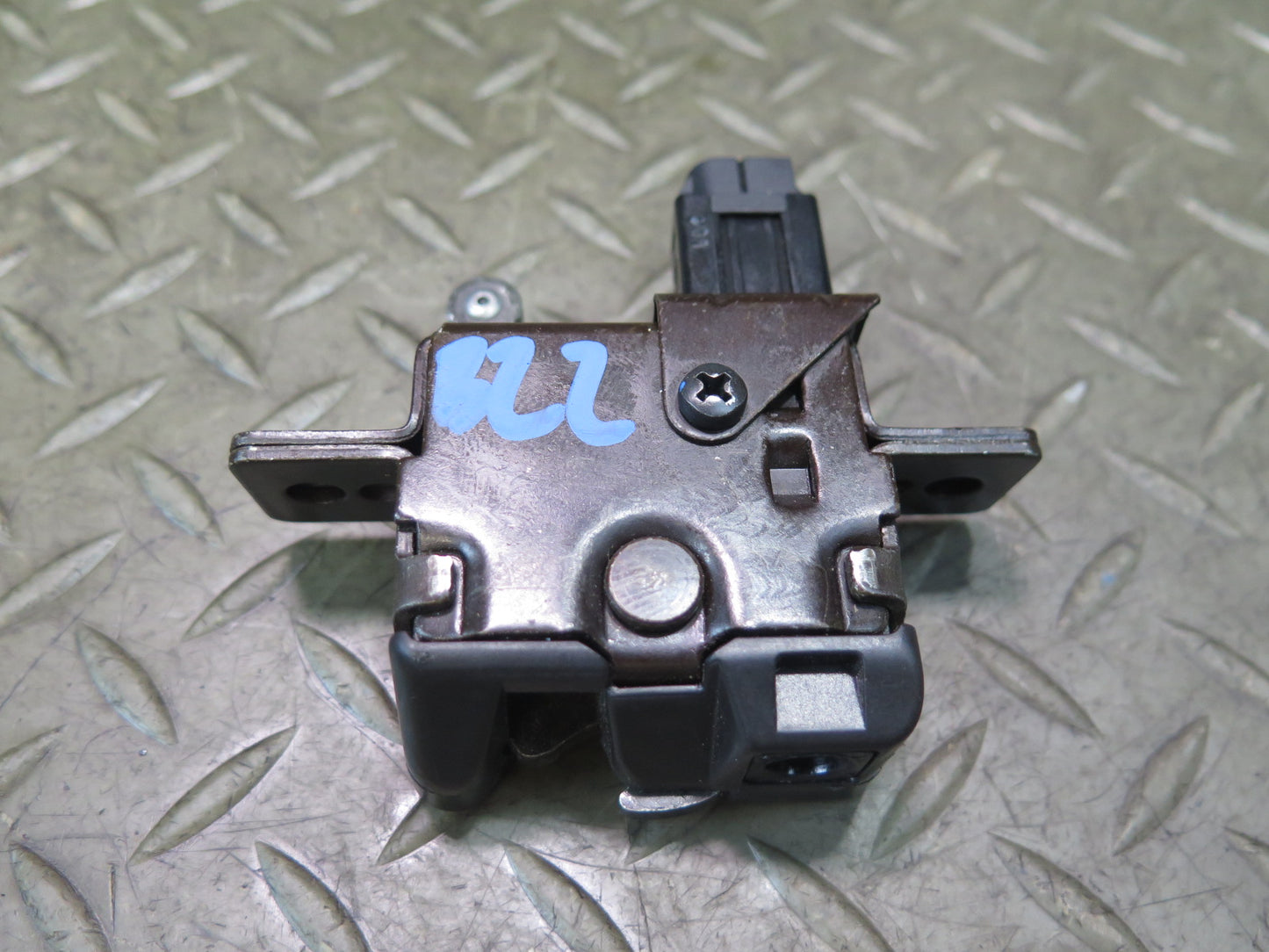 96-02 BMW E36/7 Z3 Roadster Rear Trunk Lid Lock Latch Actuator 1944690 OEM