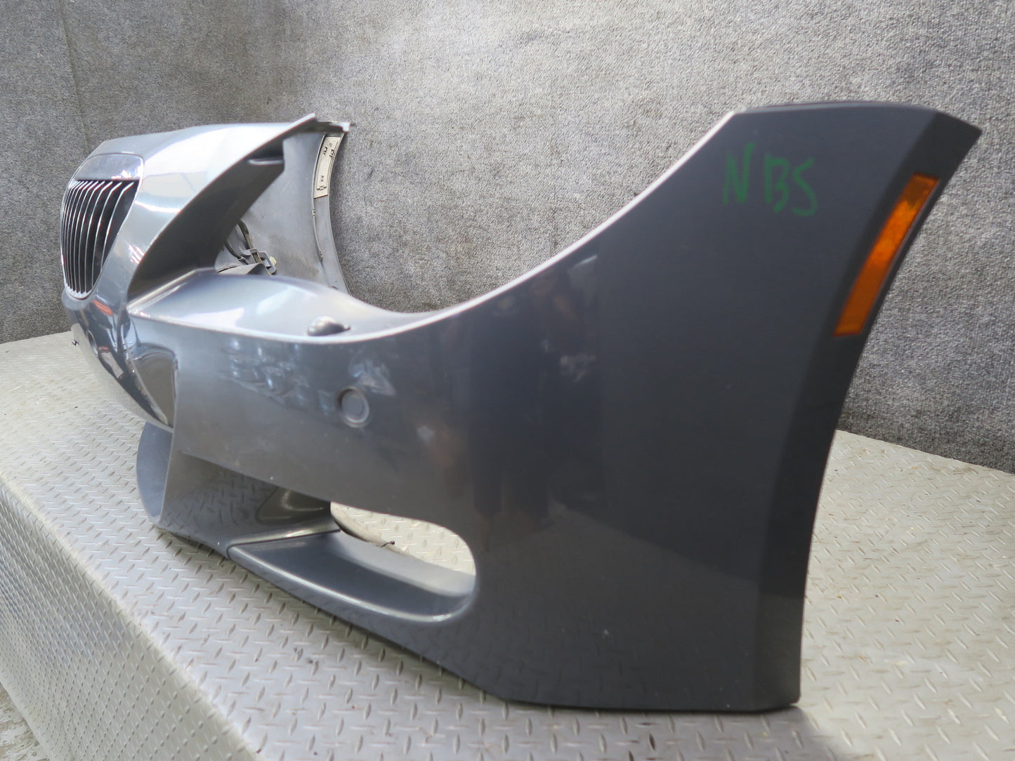2006-2010 BMW E63 E64 M6 M-sport Front Bumper Cover w Kidney Grille Defected