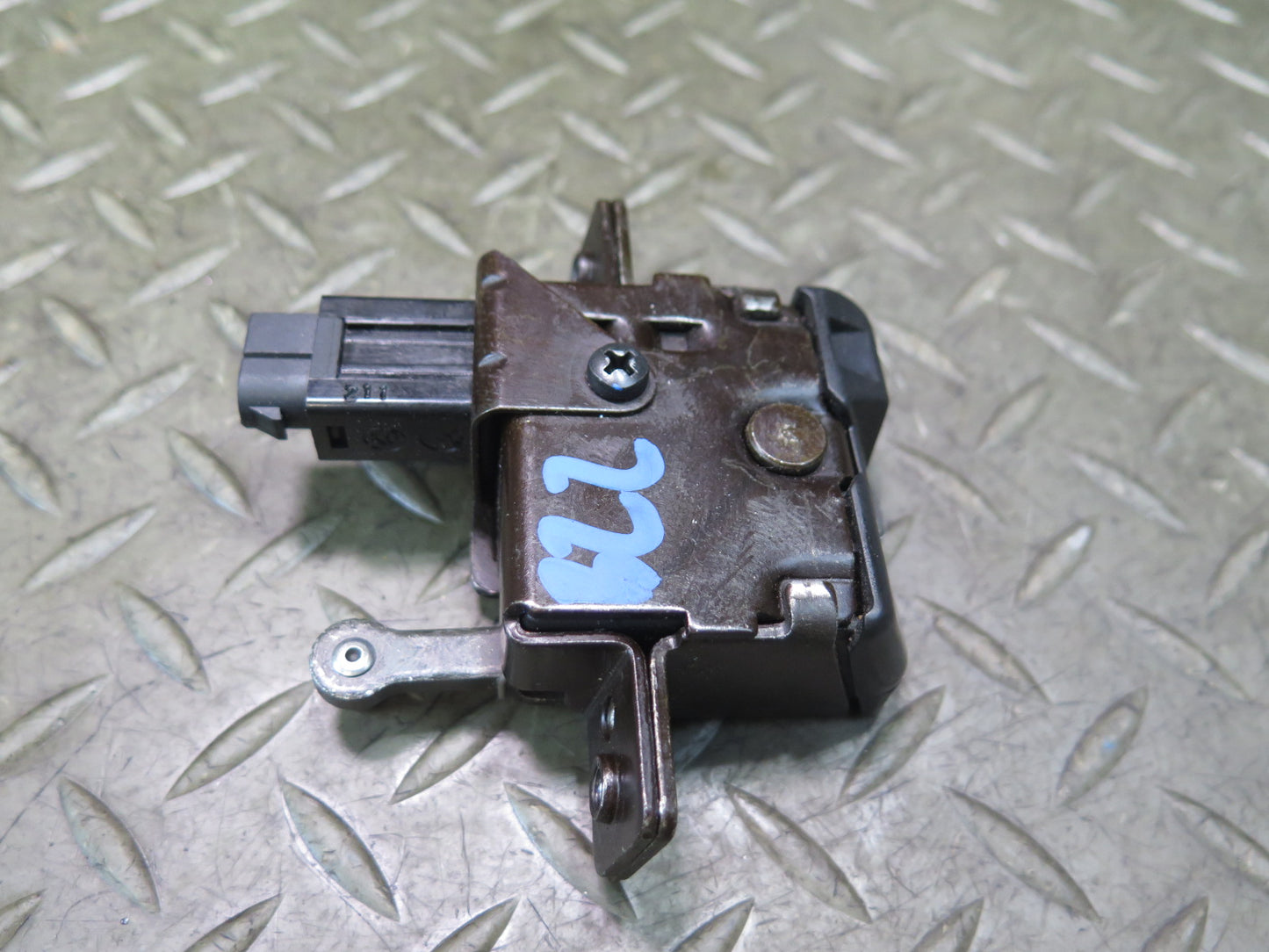 96-02 BMW E36/7 Z3 Roadster Rear Trunk Lid Lock Latch Actuator 1944690 OEM