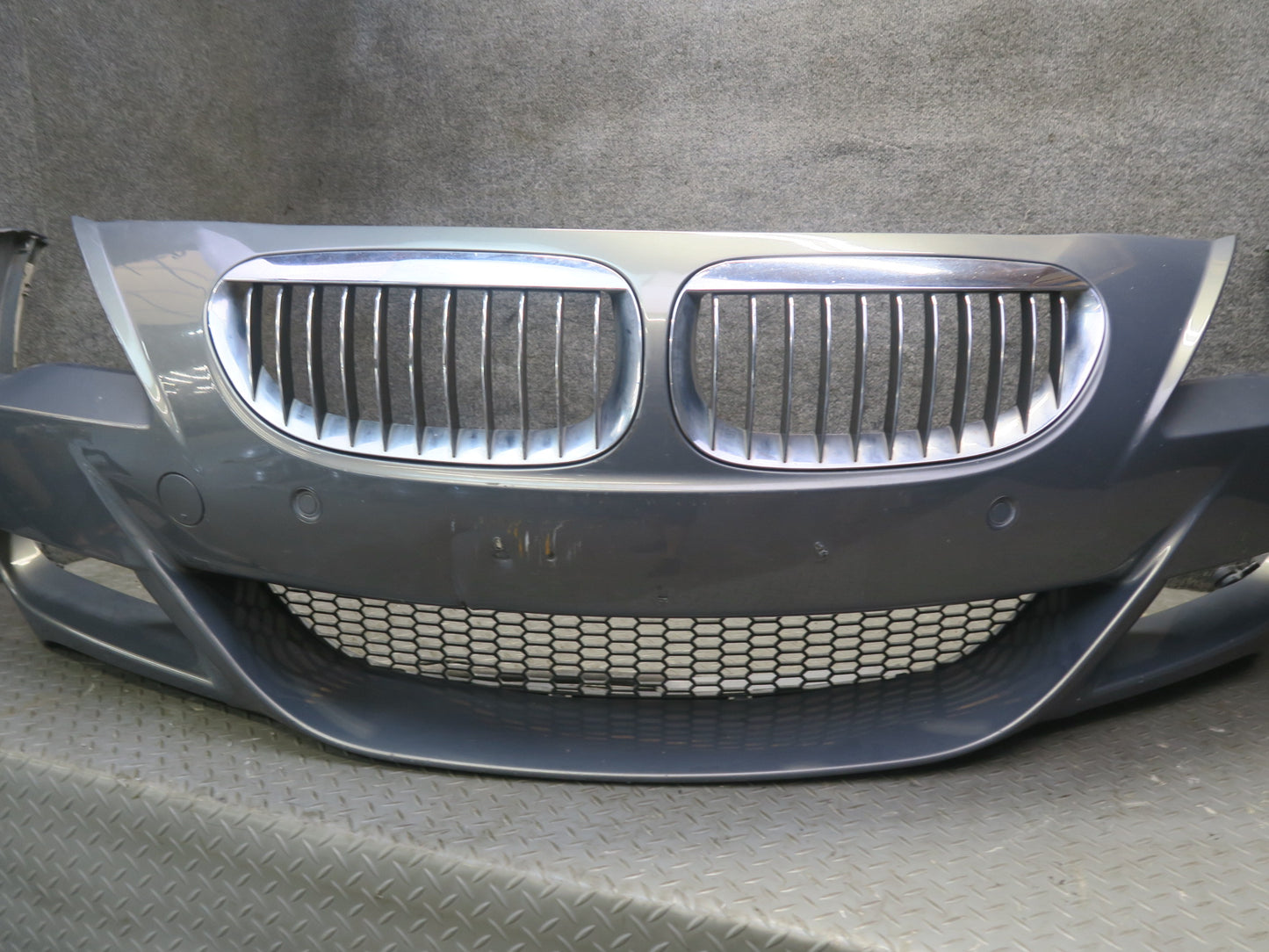 2006-2010 BMW E63 E64 M6 M-sport Front Bumper Cover w Kidney Grille Defected