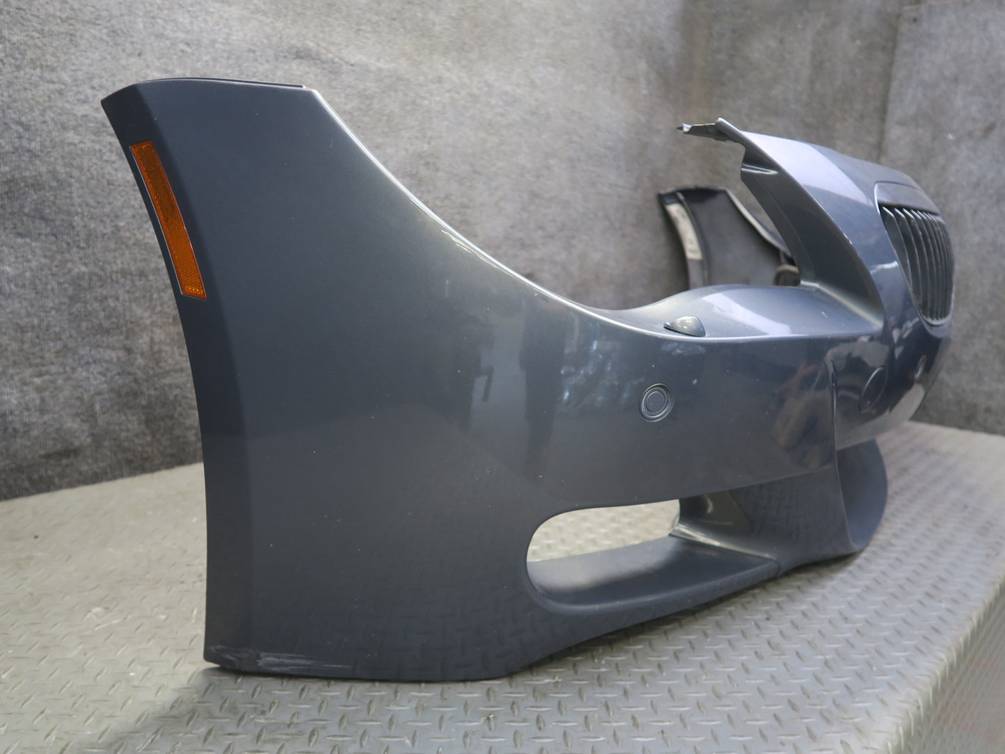 2006-2010 BMW E63 E64 M6 M-sport Front Bumper Cover w Kidney Grille Defected