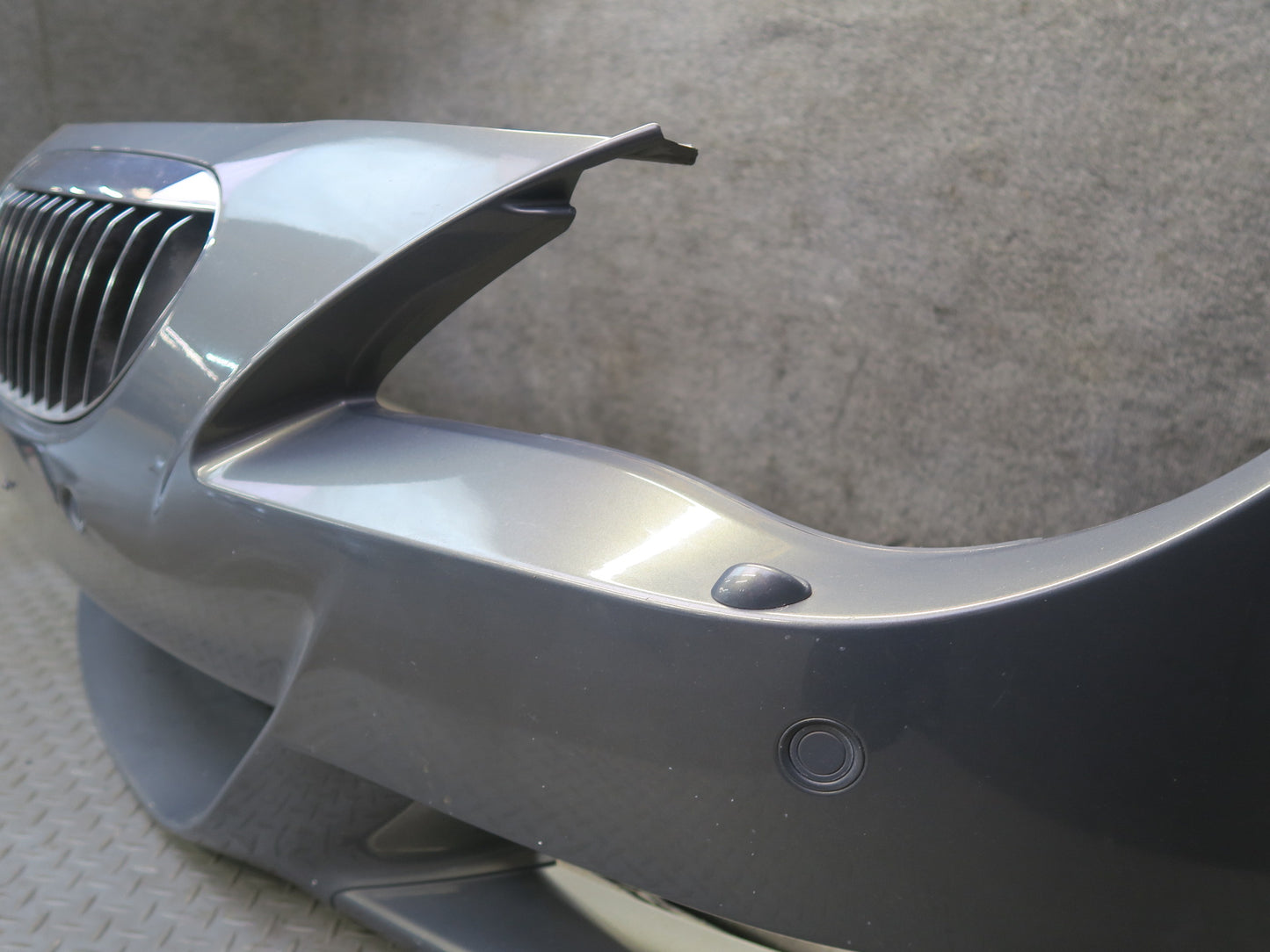 2006-2010 BMW E63 E64 M6 M-sport Front Bumper Cover w Kidney Grille Defected