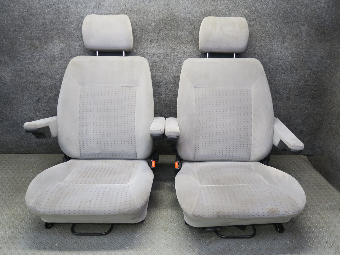 99-00 VW Eurovan T4 Set of 2 Front Left & Right Cloth Seat w Armrest Gray OEM