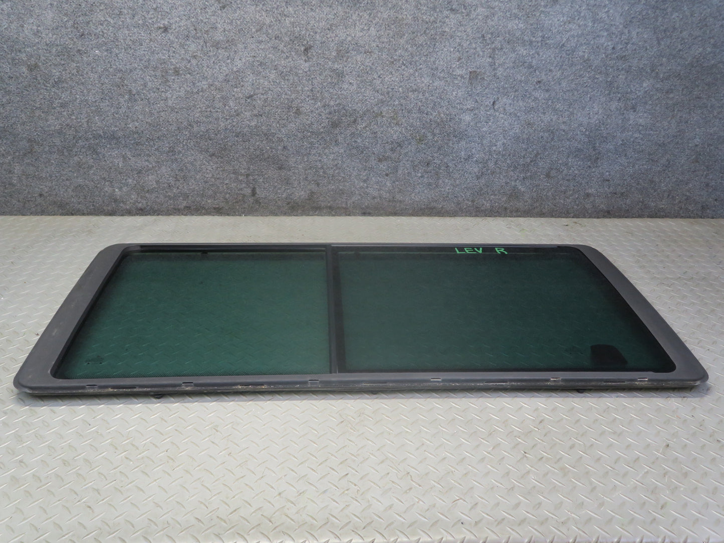 97-00 Volkswagen VW Eurovan T4 Center Right Movable Glass Window OEM