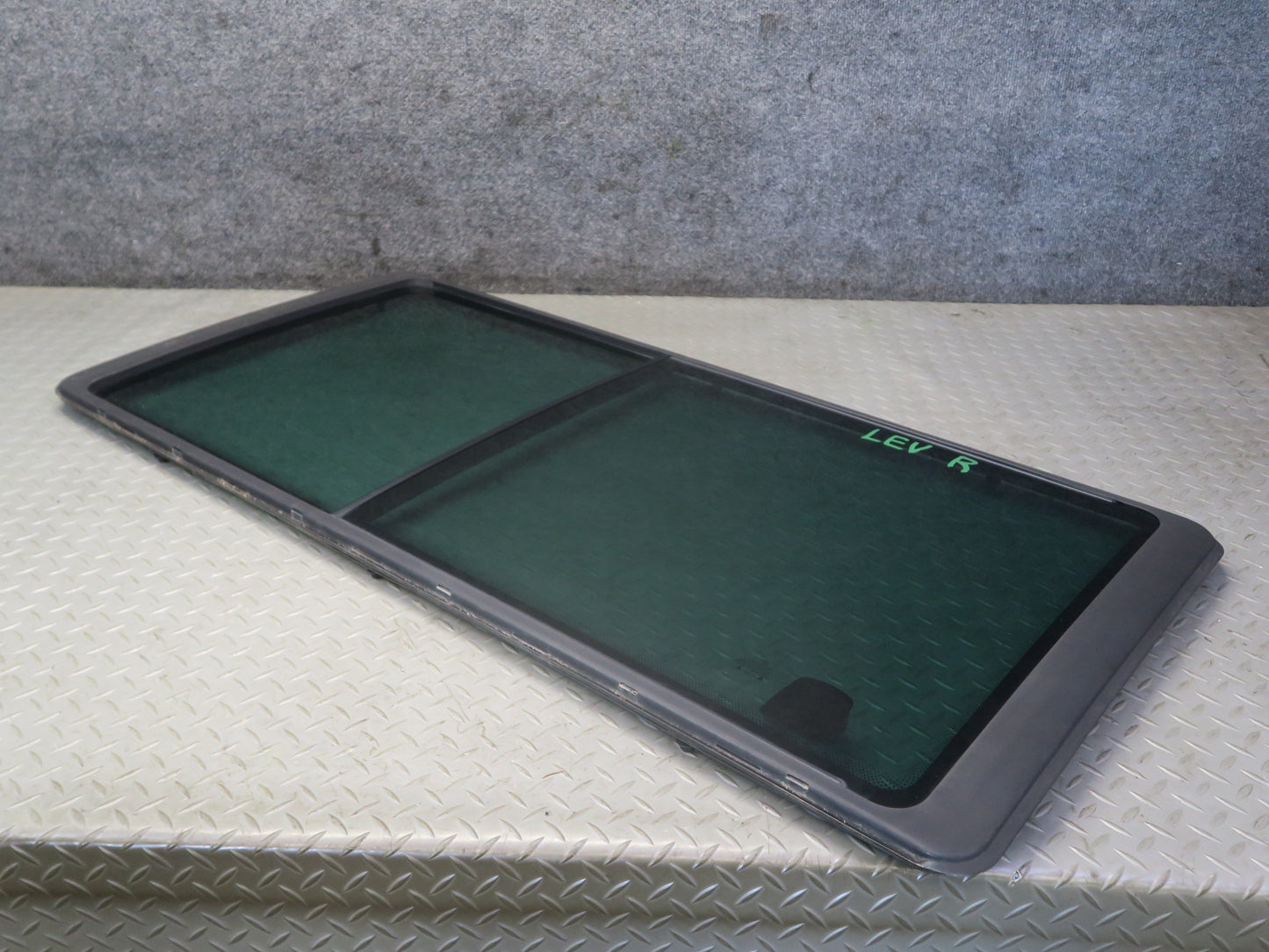 97-00 Volkswagen VW Eurovan T4 Center Right Movable Glass Window OEM