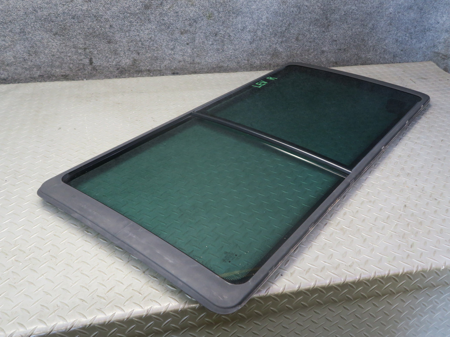 97-00 Volkswagen VW Eurovan T4 Center Right Movable Glass Window OEM