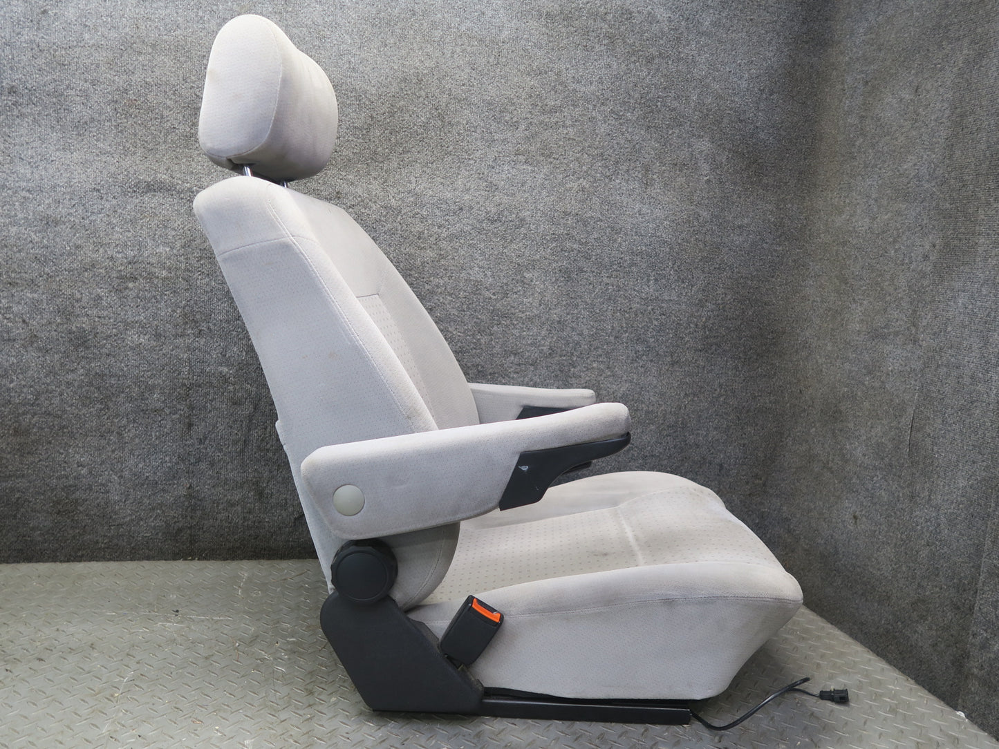 99-00 VW Eurovan T4 Set of 2 Front Left & Right Cloth Seat w Armrest Gray OEM