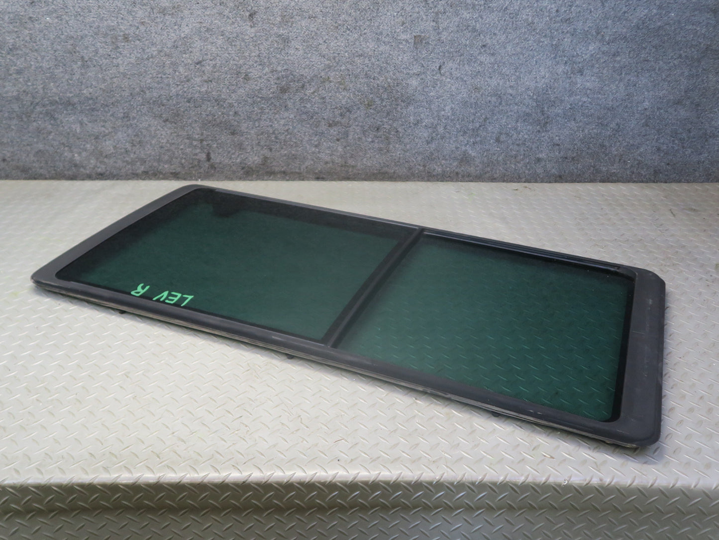 97-00 Volkswagen VW Eurovan T4 Center Right Movable Glass Window OEM