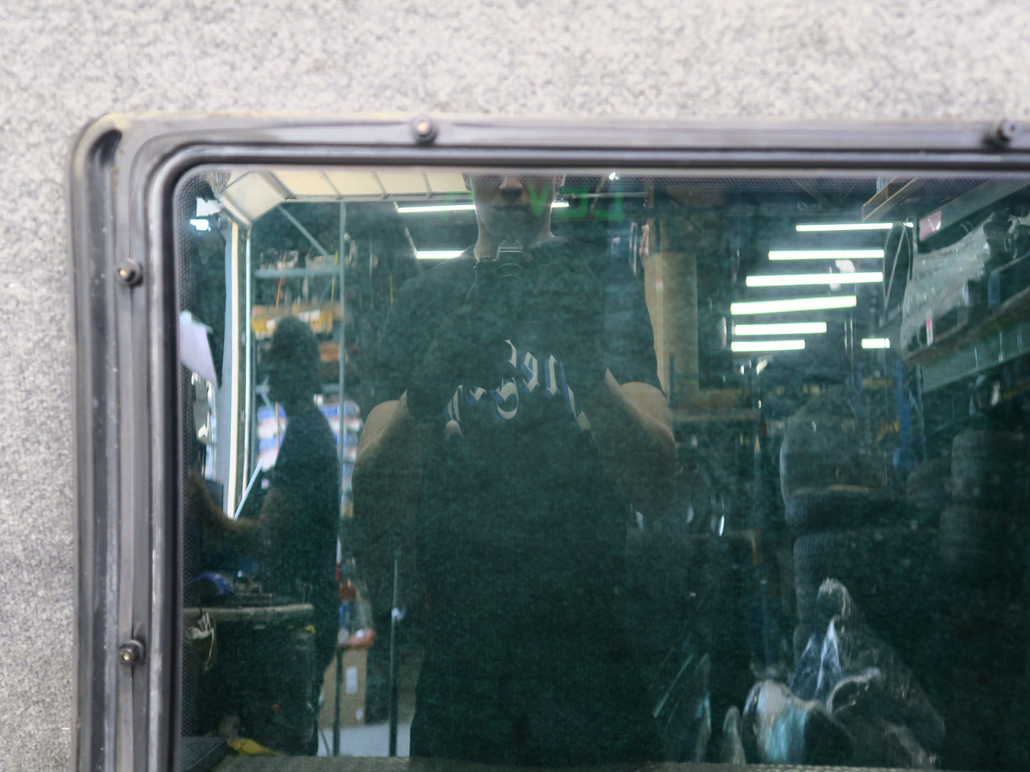 97-00 Volkswagen VW Eurovan T4 Center Right Movable Glass Window OEM