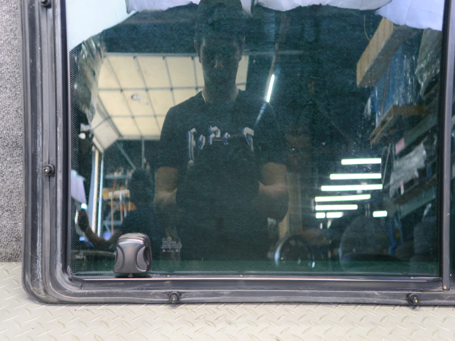 97-00 Volkswagen VW Eurovan T4 Center Right Movable Glass Window OEM