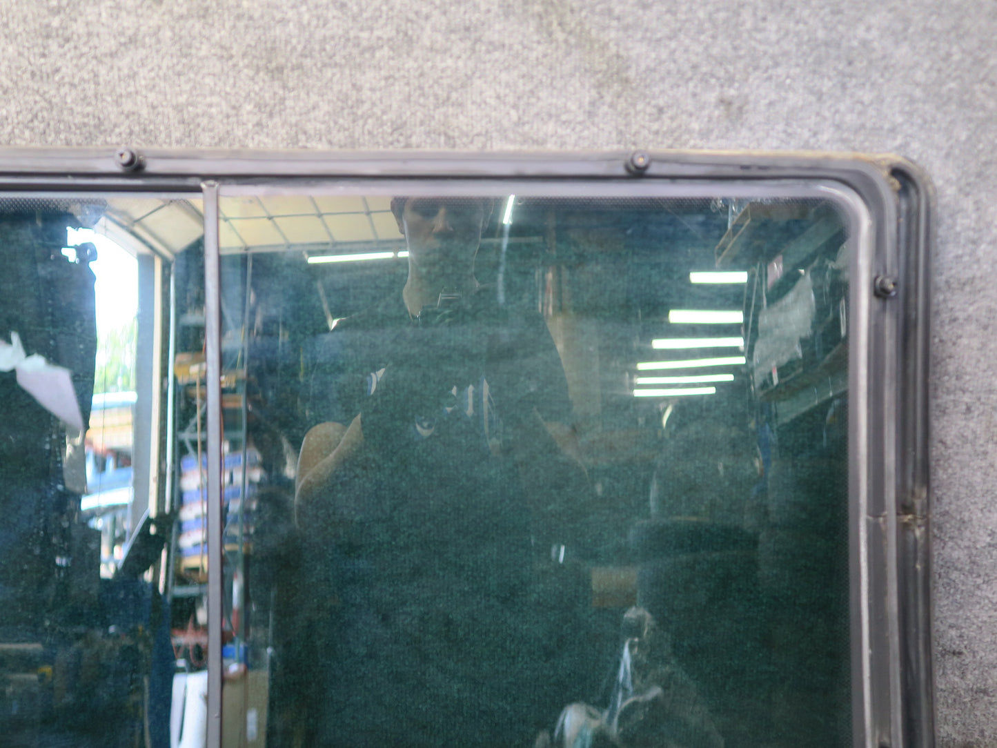 97-00 Volkswagen VW Eurovan T4 Center Right Movable Glass Window OEM