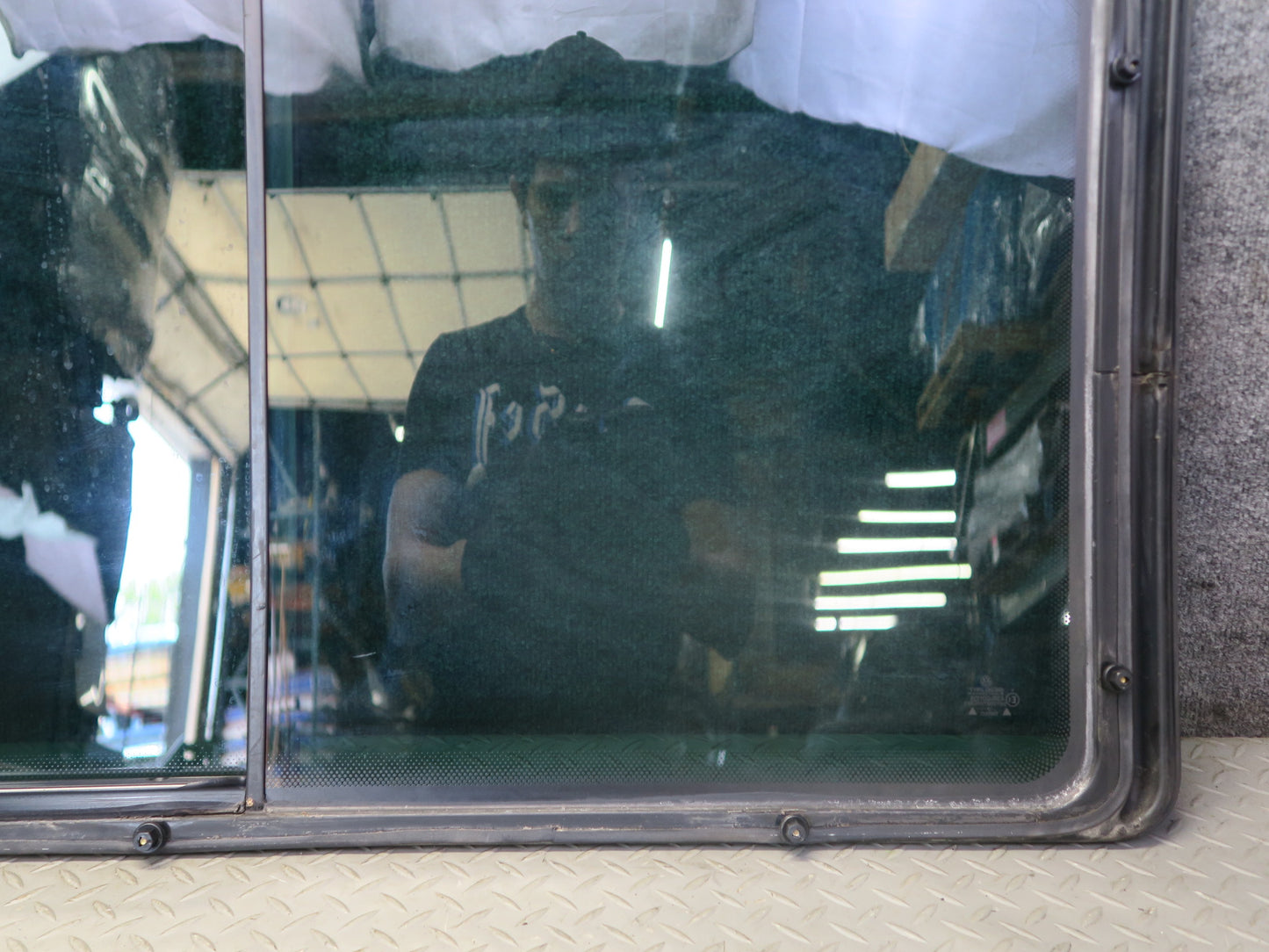 97-00 Volkswagen VW Eurovan T4 Center Right Movable Glass Window OEM