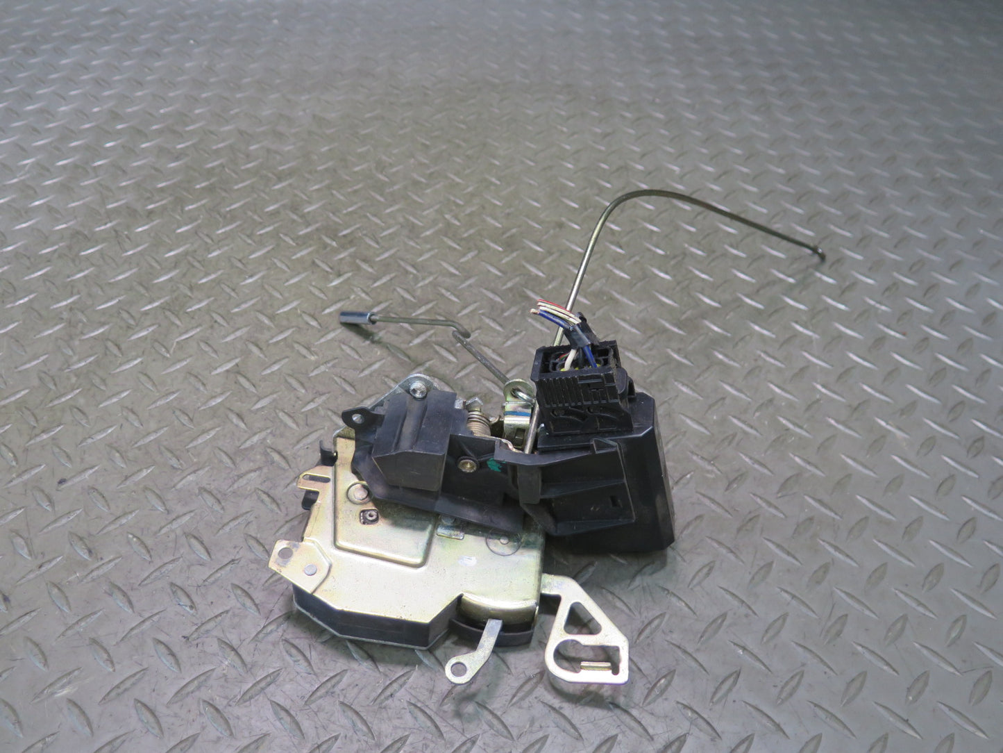 96-02 BMW E36/7 Z3 Left Driver Door Lock Latch Actuator 8397731 OEM