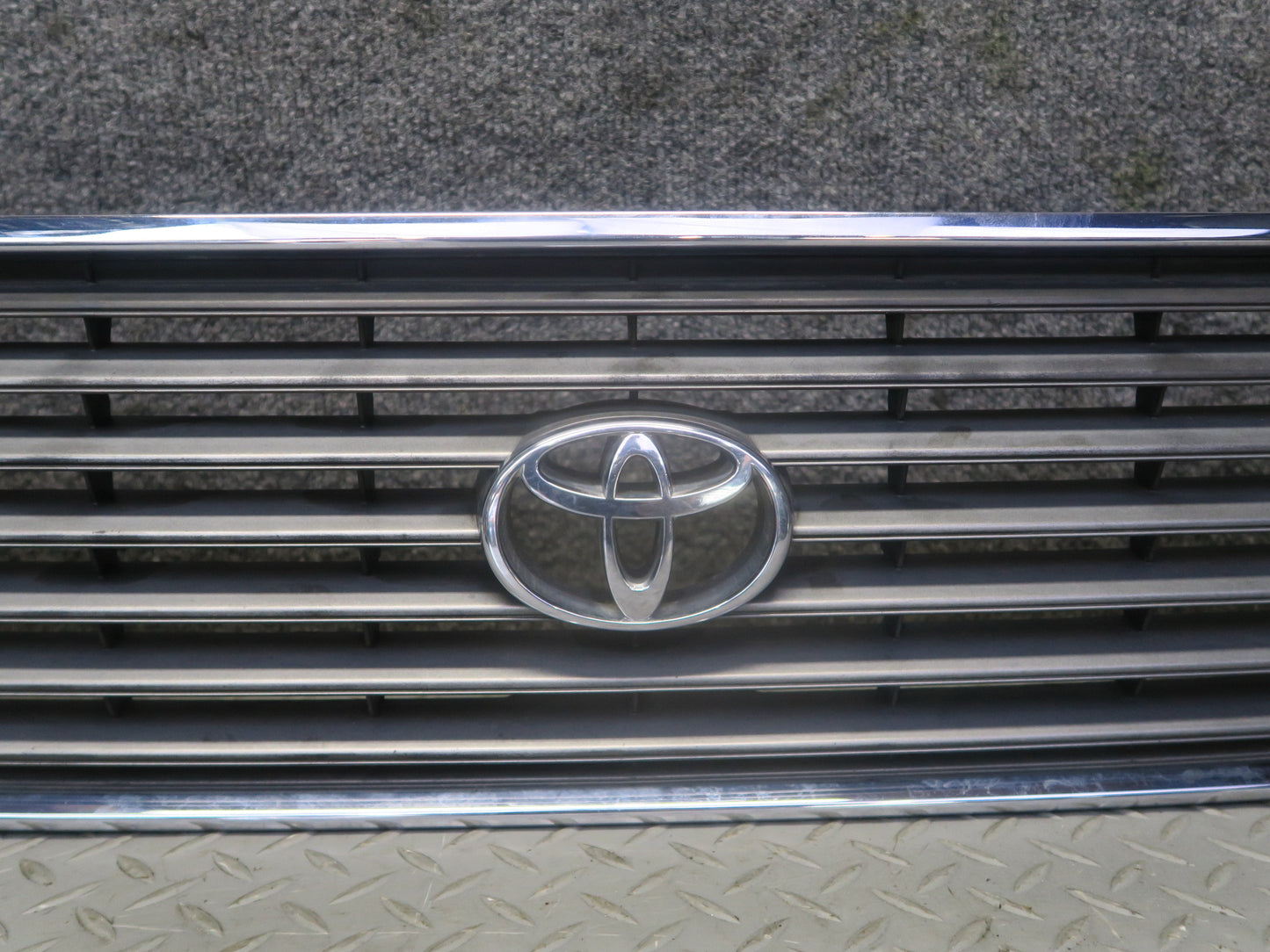 95-97 Toyota Celsior UCF20 RHD Front Upper Hood Chrome Grille w Emblem OEM