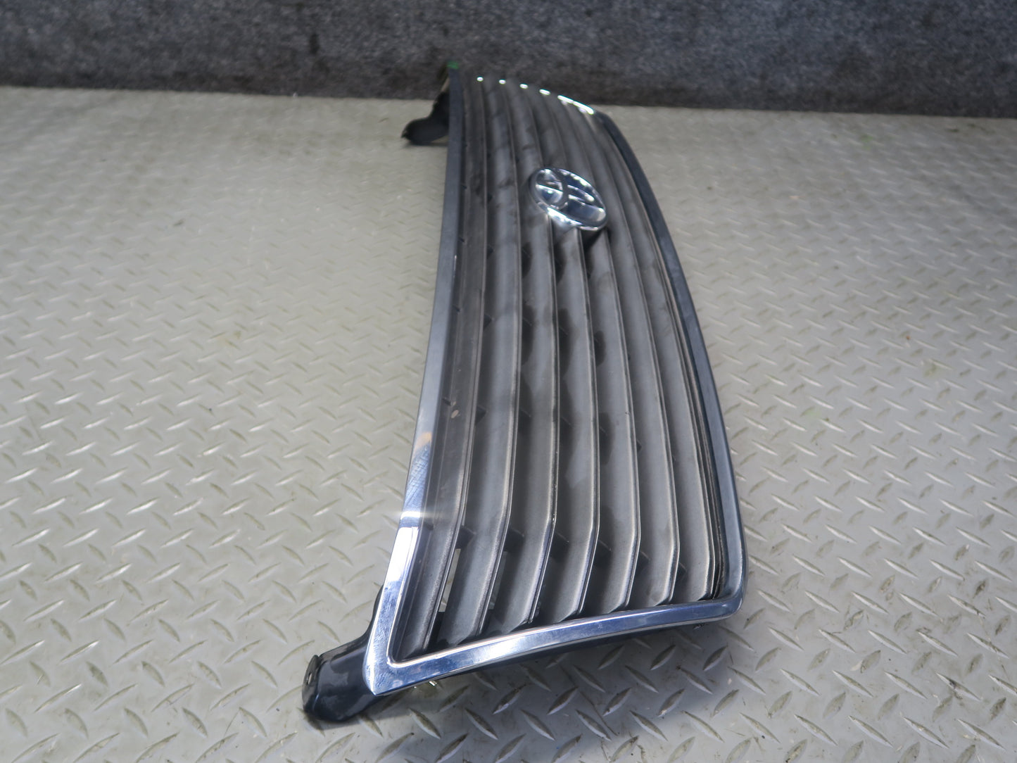 95-97 Toyota Celsior UCF20 RHD Front Upper Hood Chrome Grille w Emblem OEM