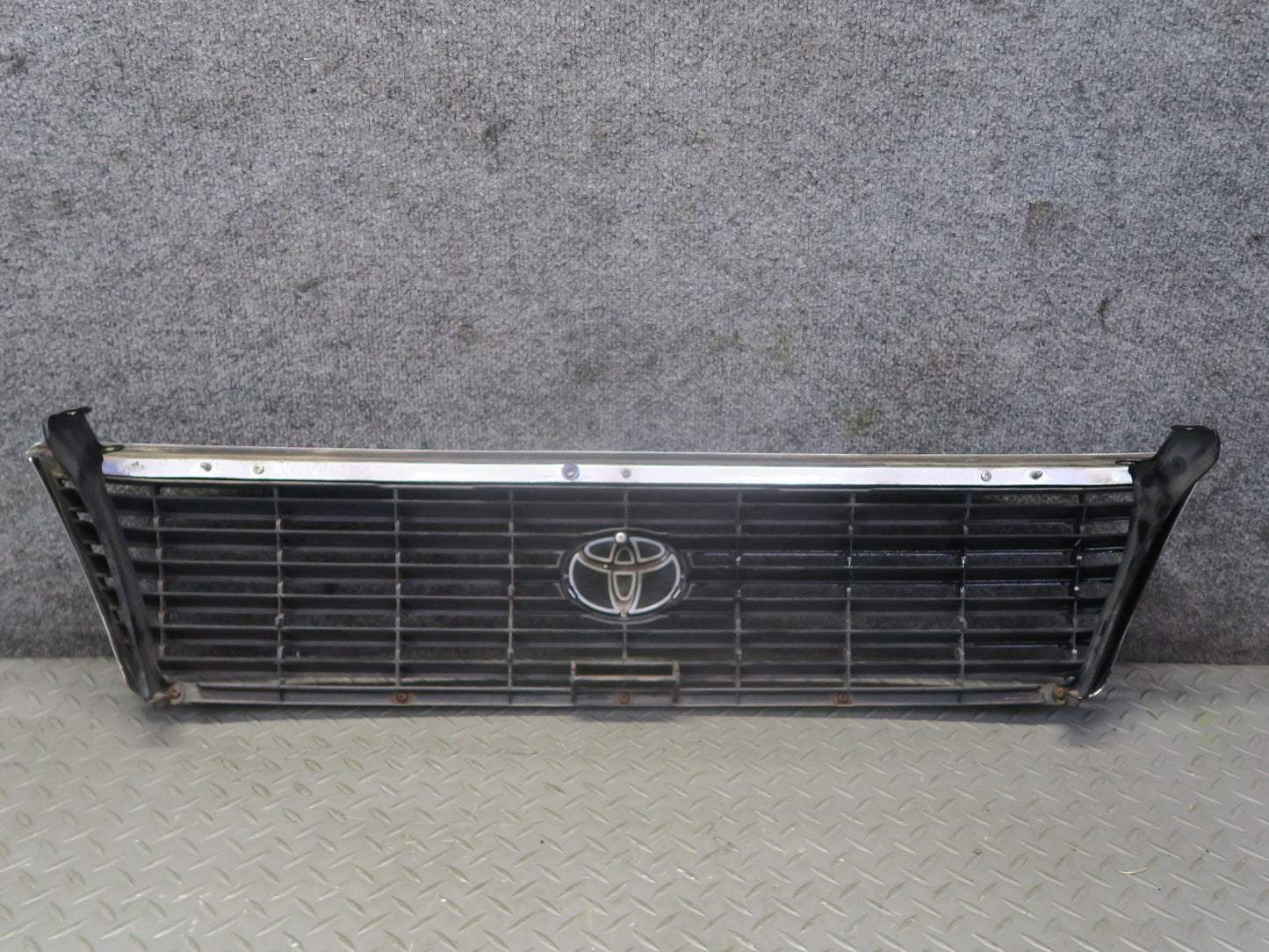 95-97 Toyota Celsior UCF20 RHD Front Upper Hood Chrome Grille w Emblem OEM