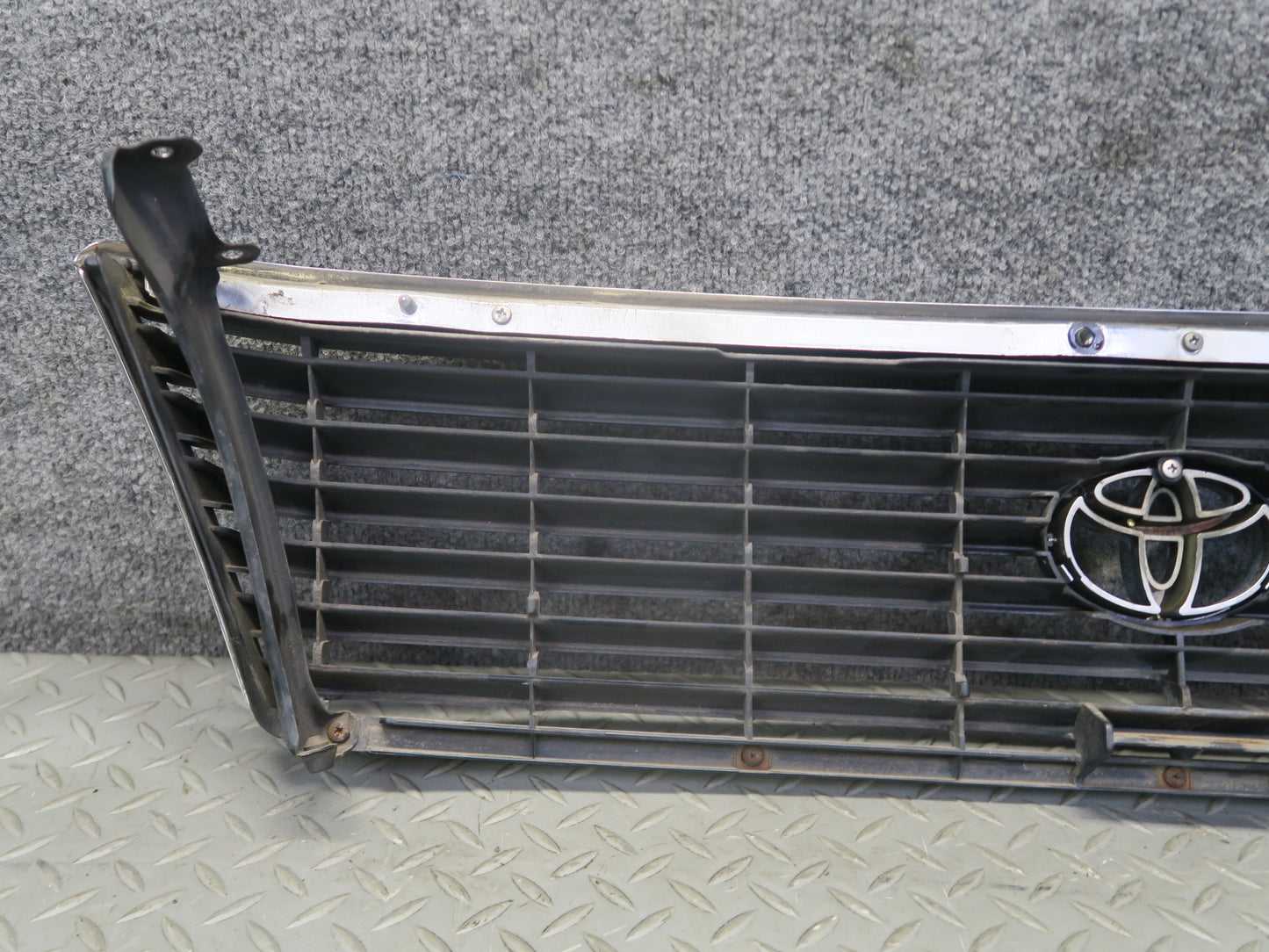 95-97 Toyota Celsior UCF20 RHD Front Upper Hood Chrome Grille w Emblem OEM