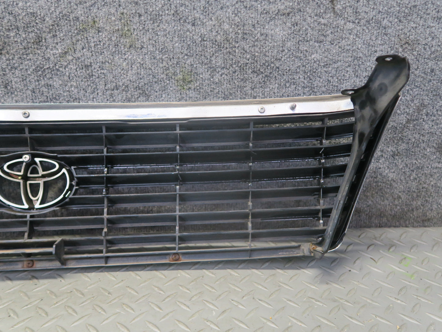 95-97 Toyota Celsior UCF20 RHD Front Upper Hood Chrome Grille w Emblem OEM