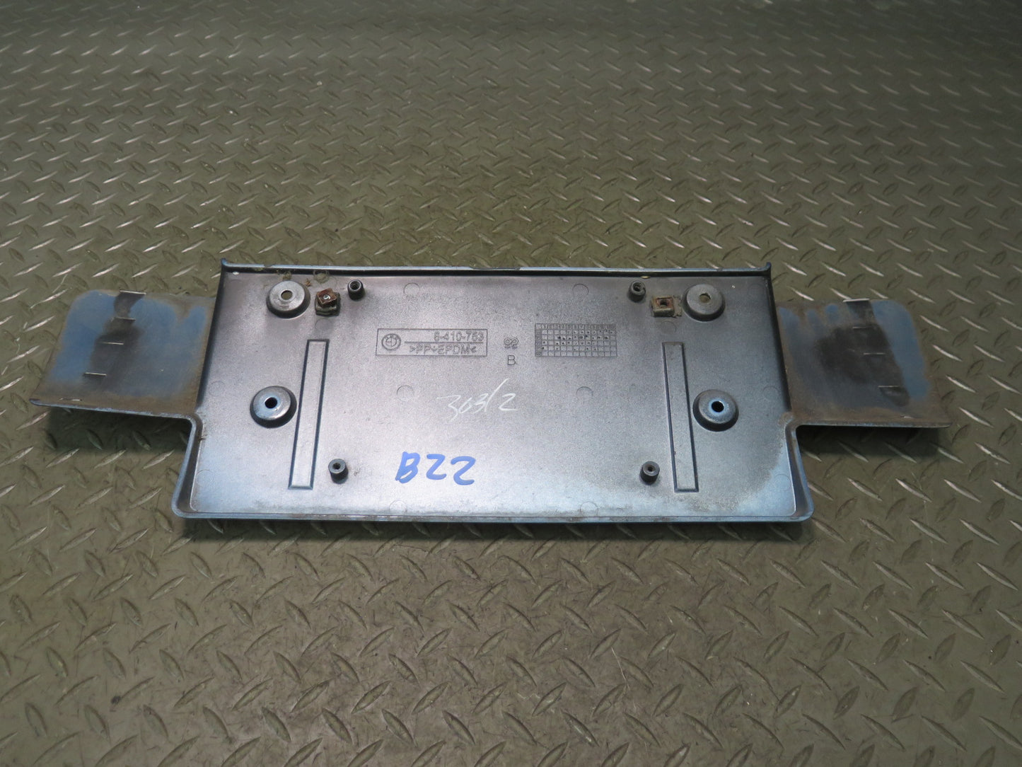 00-02 BMW E36/7 Z3 Roadster Rear License Plate Panel Mount Bracket 8410753 OEM