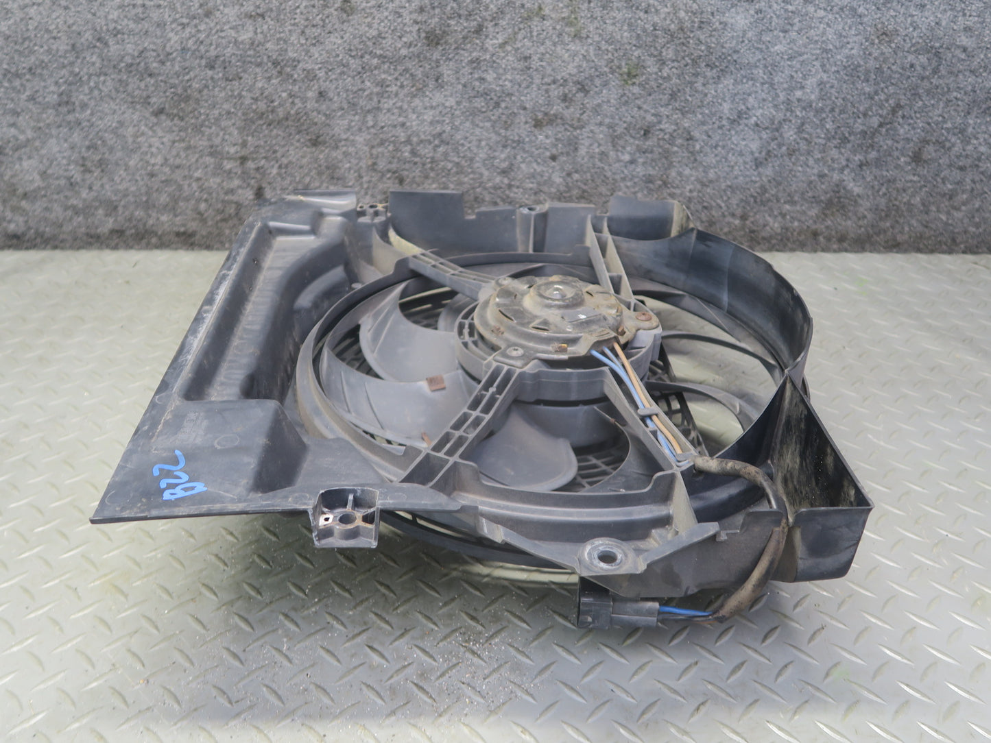 01-02 BMW E36/7 Z3 M54 S54 Engine Radiator Pusher Fan w Housing 57K Miles OEM