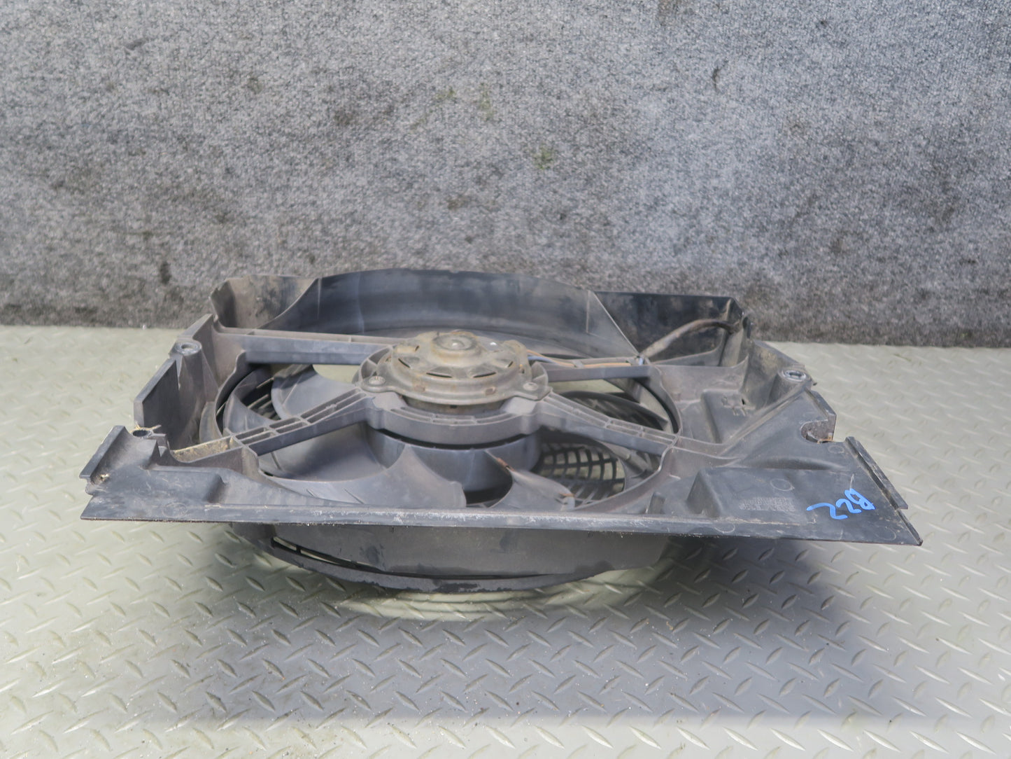 01-02 BMW E36/7 Z3 M54 S54 Engine Radiator Pusher Fan w Housing 57K Miles OEM