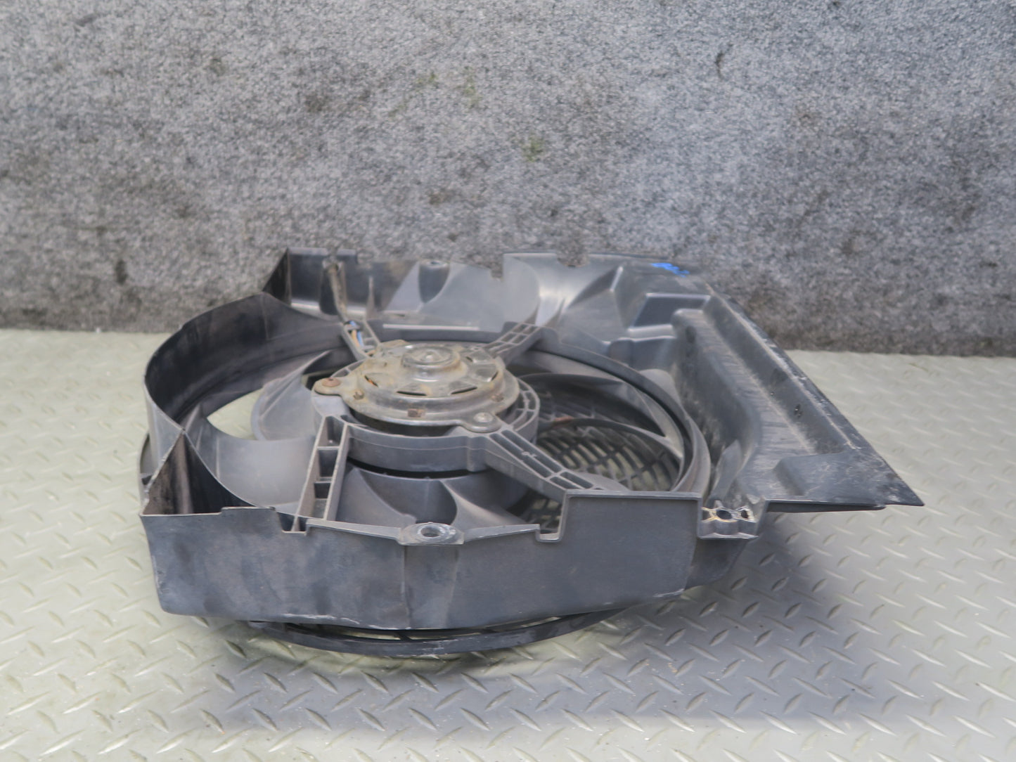 01-02 BMW E36/7 Z3 M54 S54 Engine Radiator Pusher Fan w Housing 57K Miles OEM
