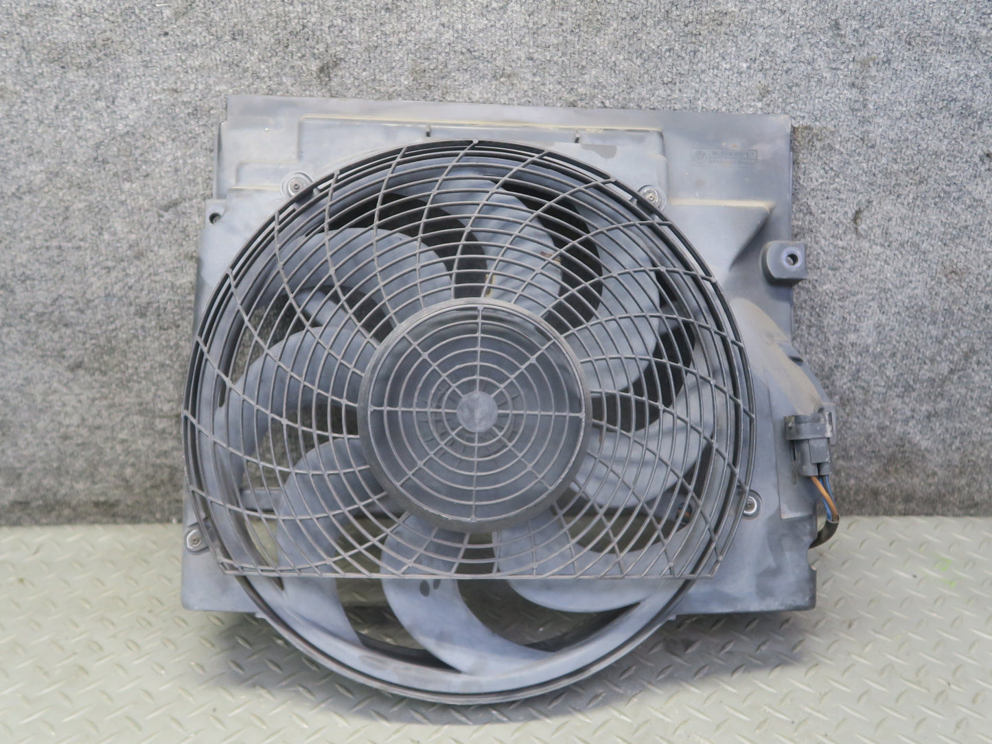 01-02 BMW E36/7 Z3 M54 S54 Engine Radiator Pusher Fan w Housing 57K Miles OEM