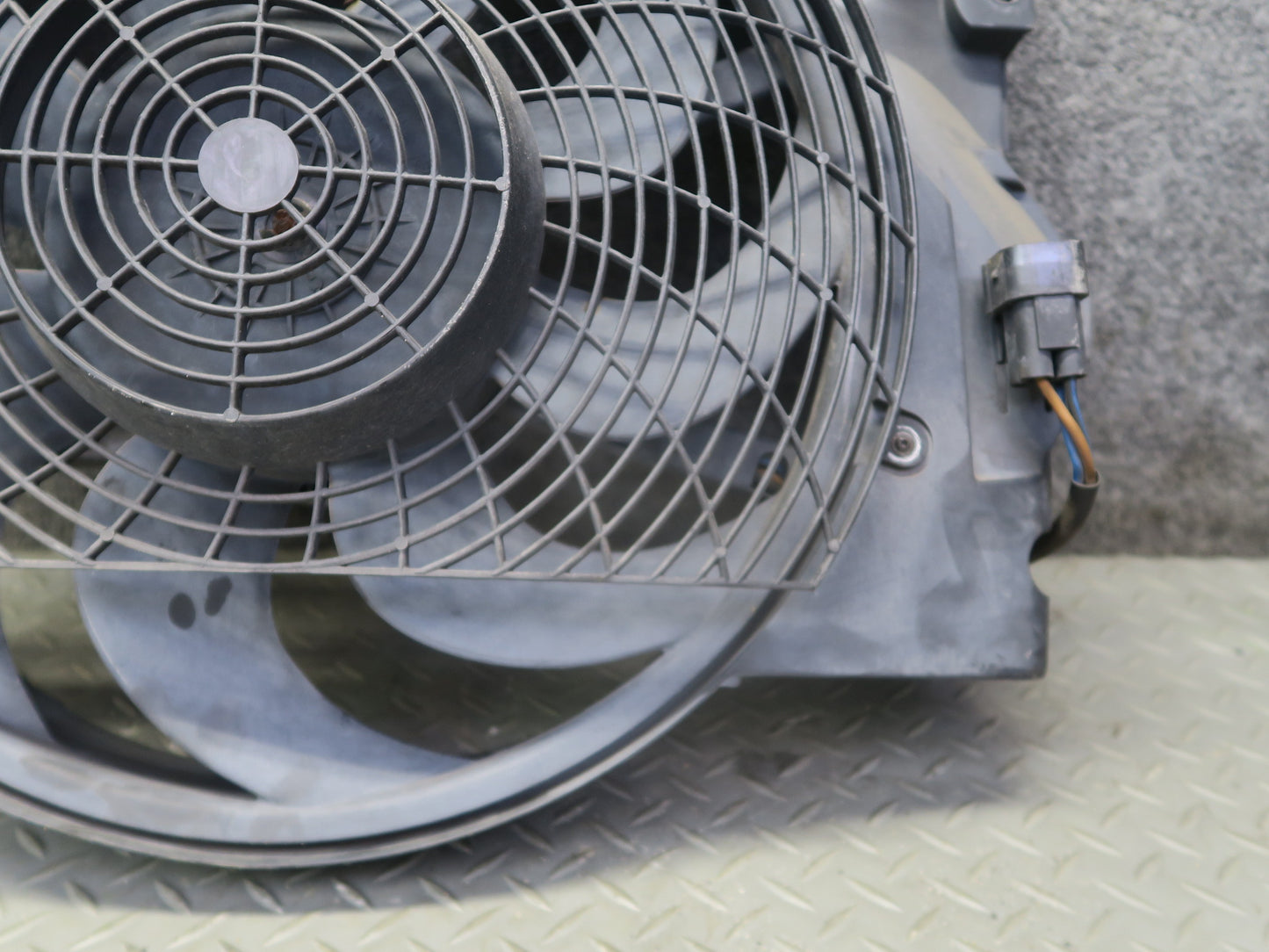 01-02 BMW E36/7 Z3 M54 S54 Engine Radiator Pusher Fan w Housing 57K Miles OEM