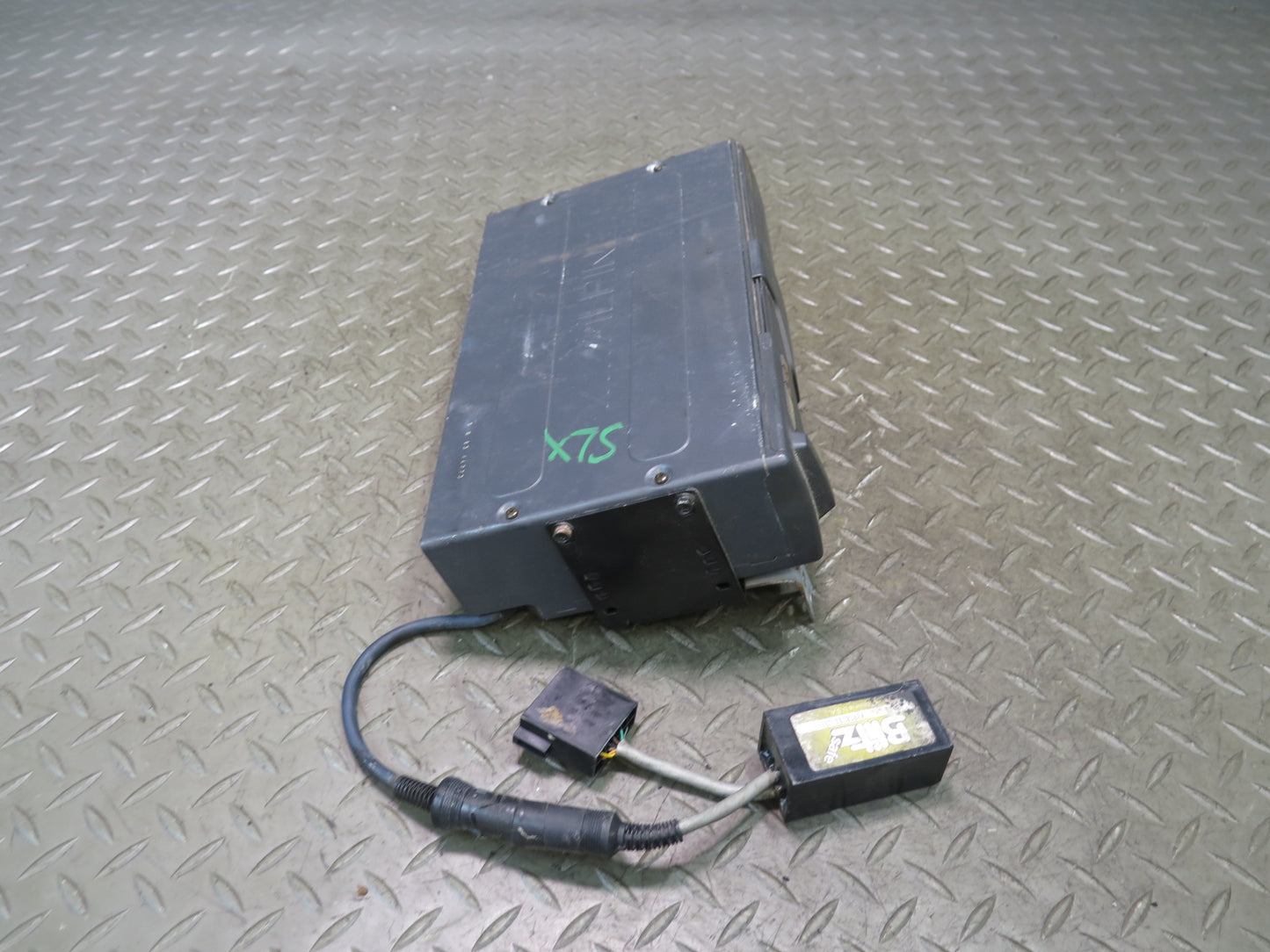 96-02 Mercedes R129 Sl-class Alpine CHM-S611 CD Changer Player  w Magazine OEM