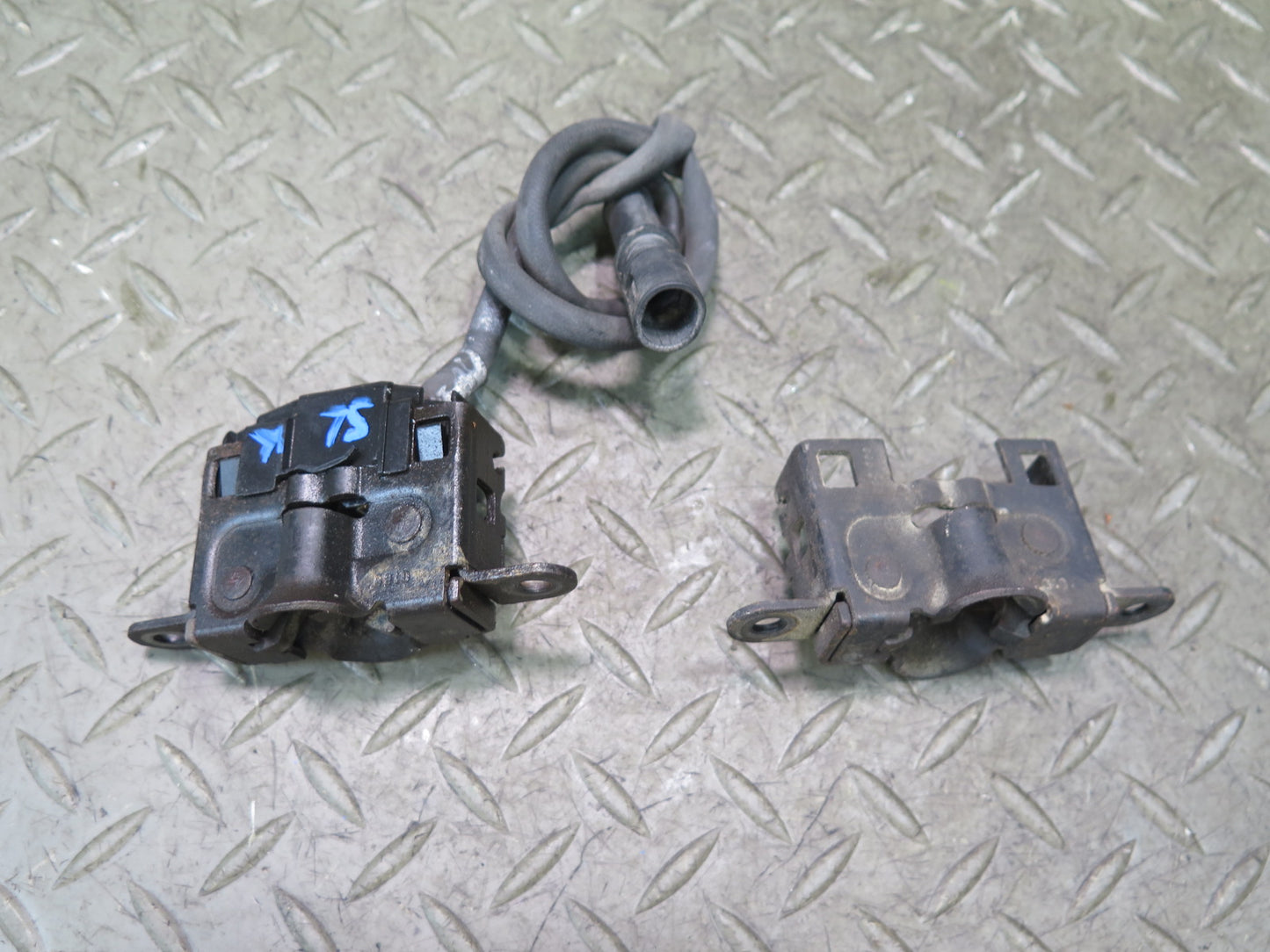94-02 Mercedes R129 Sl-class Set of 2 Front Left & Right Hood Lock Latch OEM