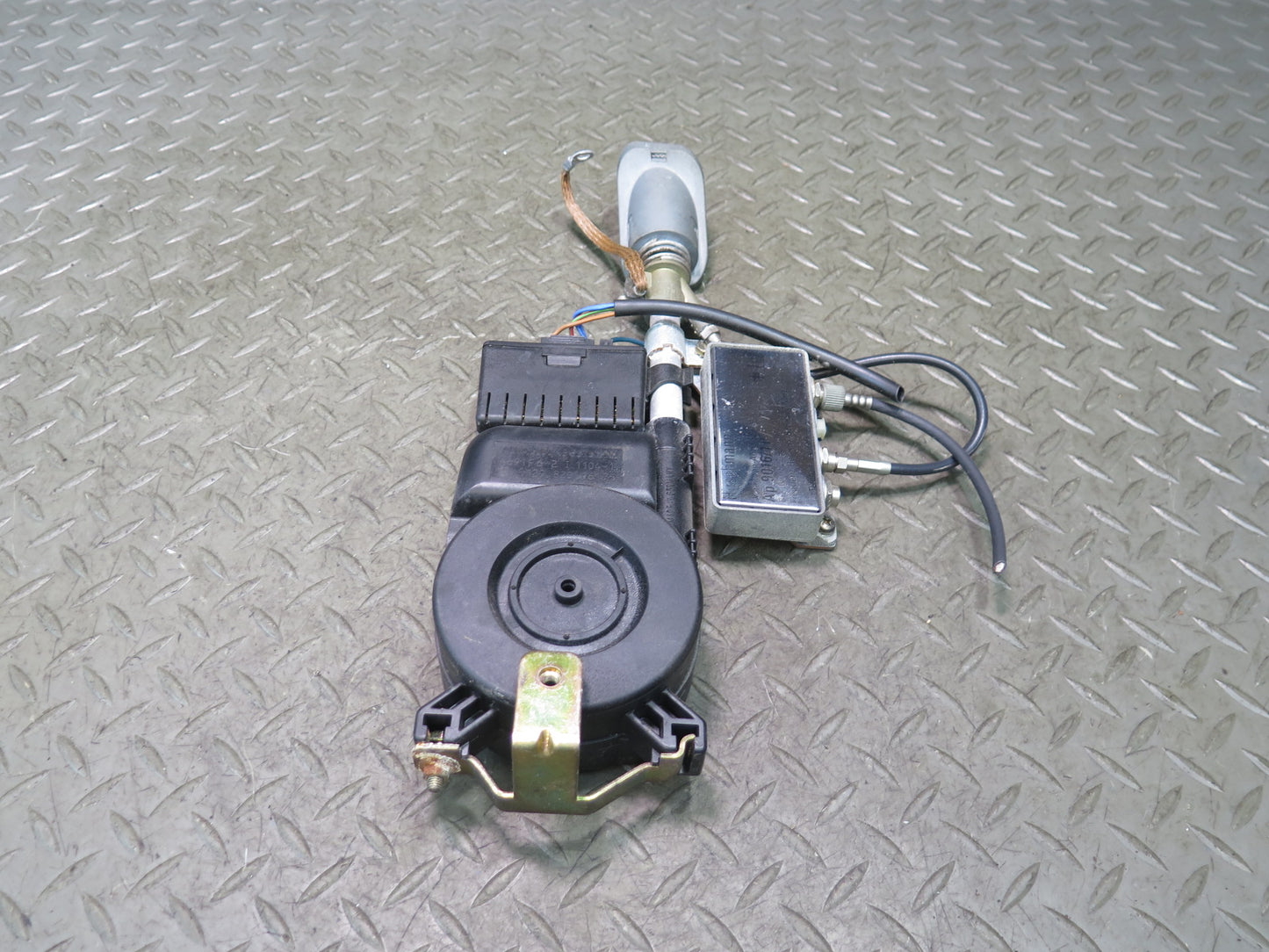 94-02 Mercedes R129 Sl-class Power Radio Antenna Assembly OEM