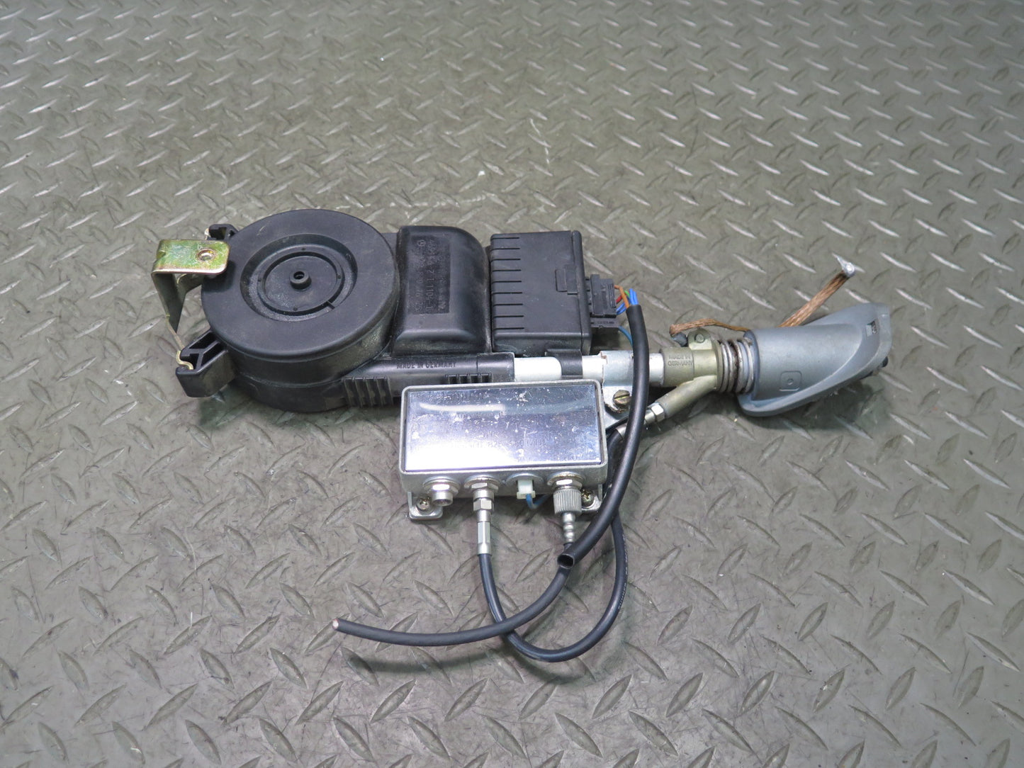 94-02 Mercedes R129 Sl-class Power Radio Antenna Assembly OEM