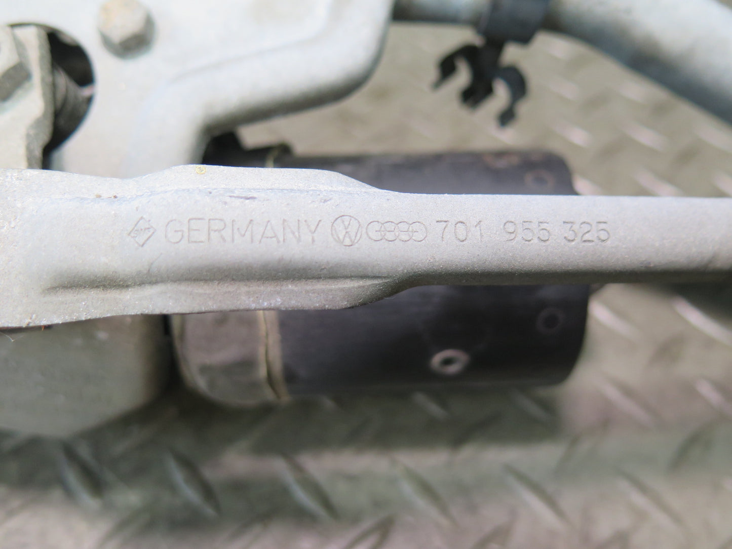 99-03 Volkswagen VW Eurovan T4 Windshield Wiper Transmission Linkage w Motor OEM