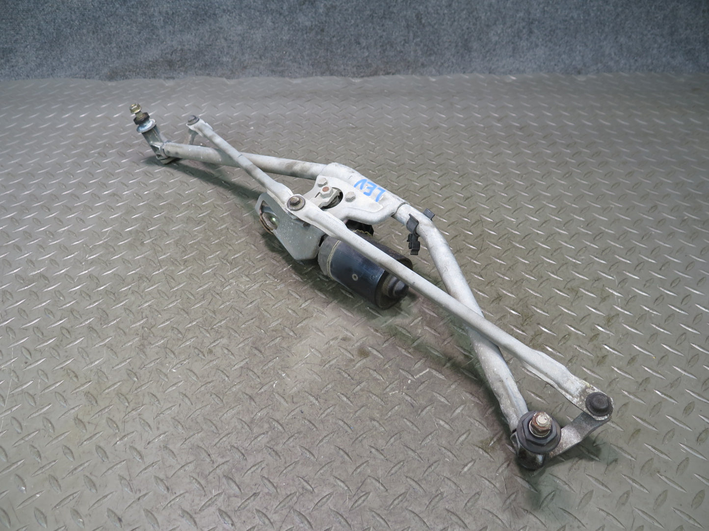 99-03 Volkswagen VW Eurovan T4 Windshield Wiper Transmission Linkage w Motor OEM