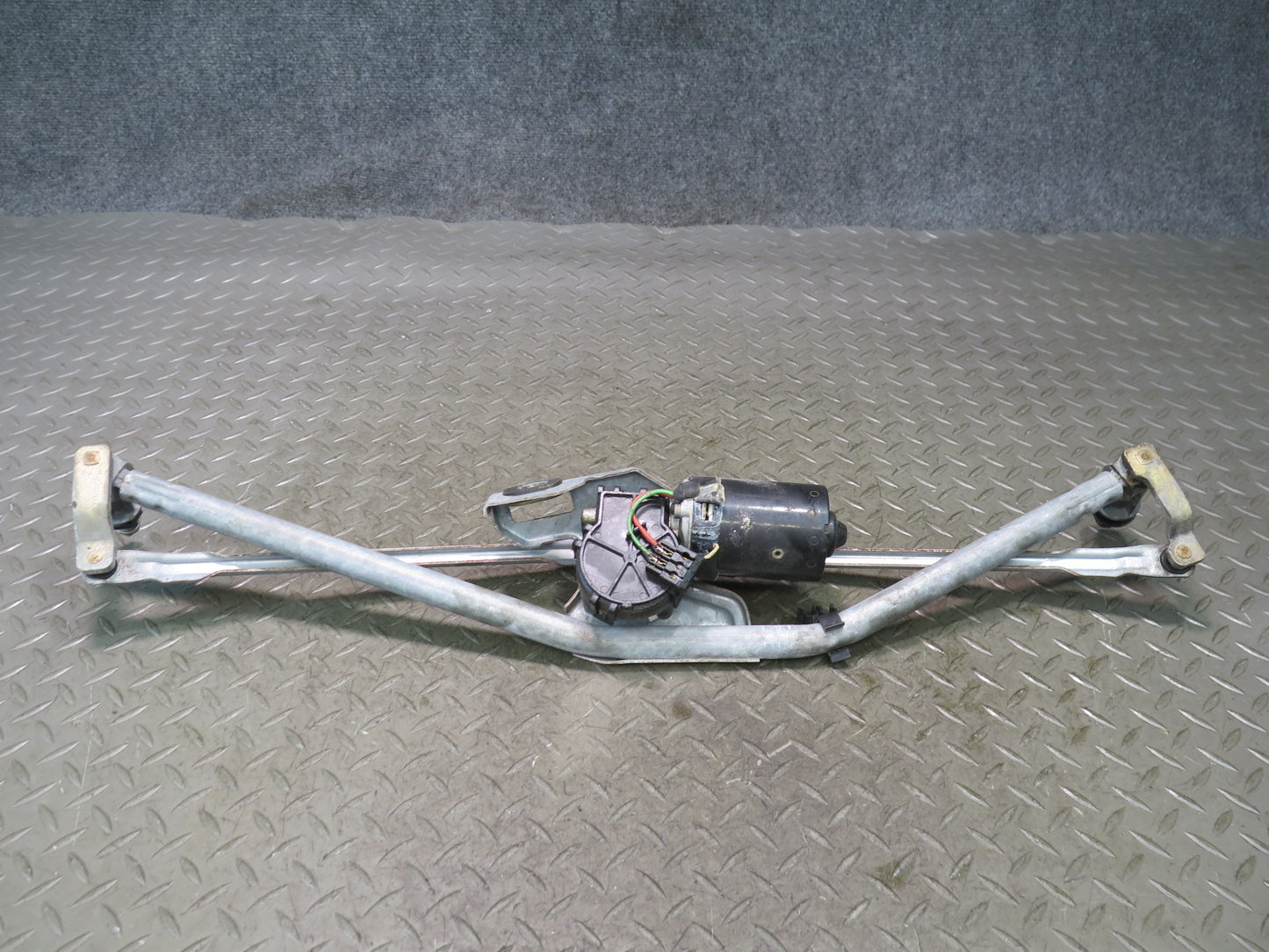 99-03 Volkswagen VW Eurovan T4 Windshield Wiper Transmission Linkage w Motor OEM