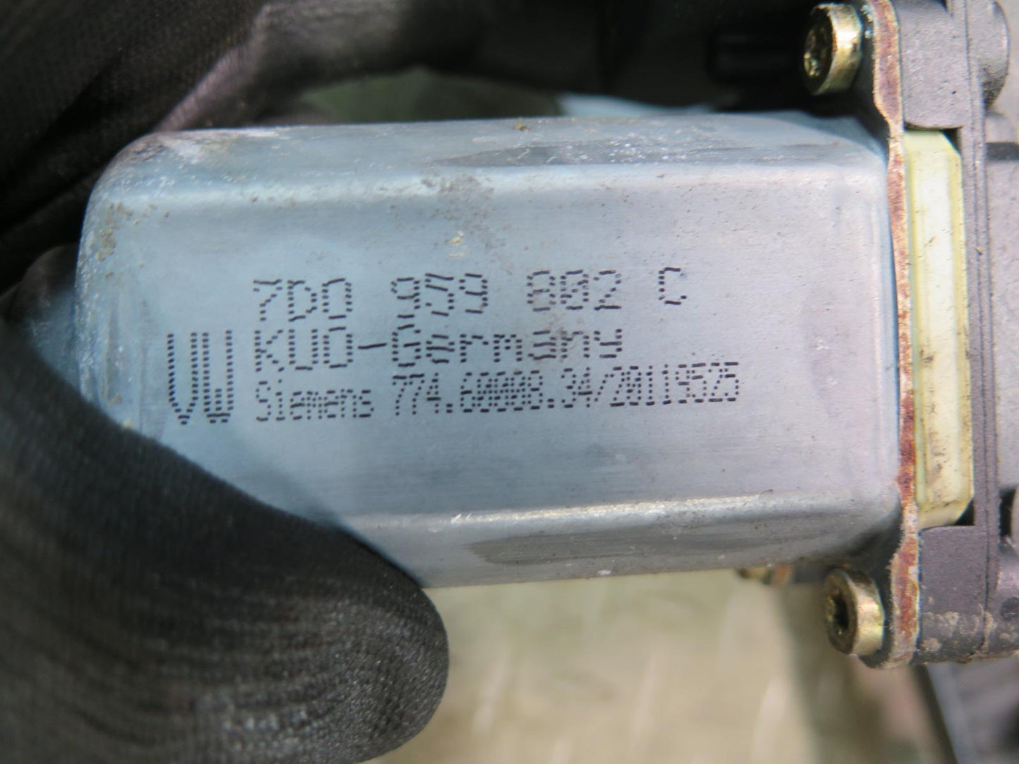 97-03 Volkswagen VW Eurovan T4 Front Right Door Window Regulator w Motor OEM