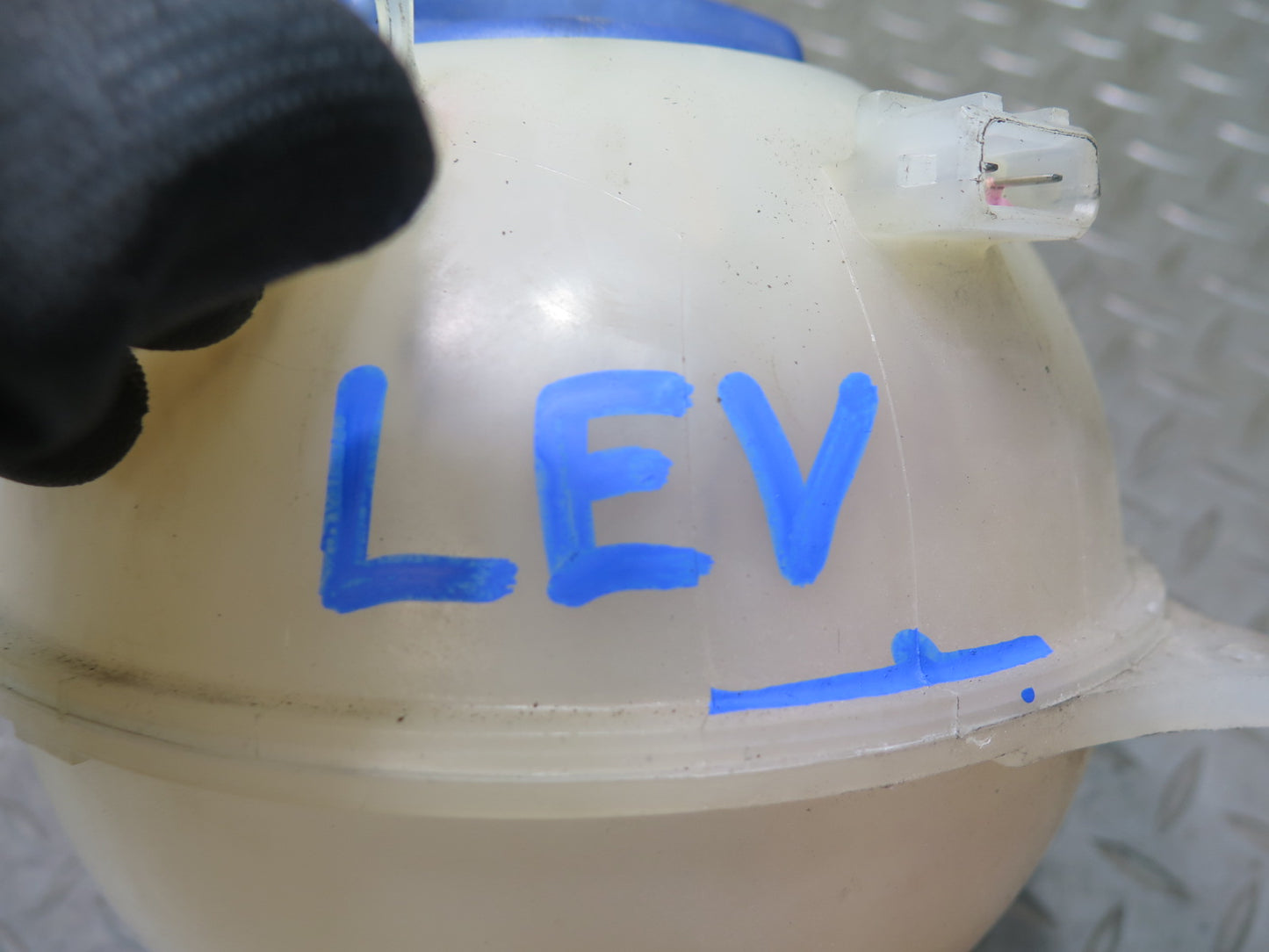 99-00 VW Eurovan T4 2.8L Engine Coolant Expansion Overflow Reservoir Tank OEM