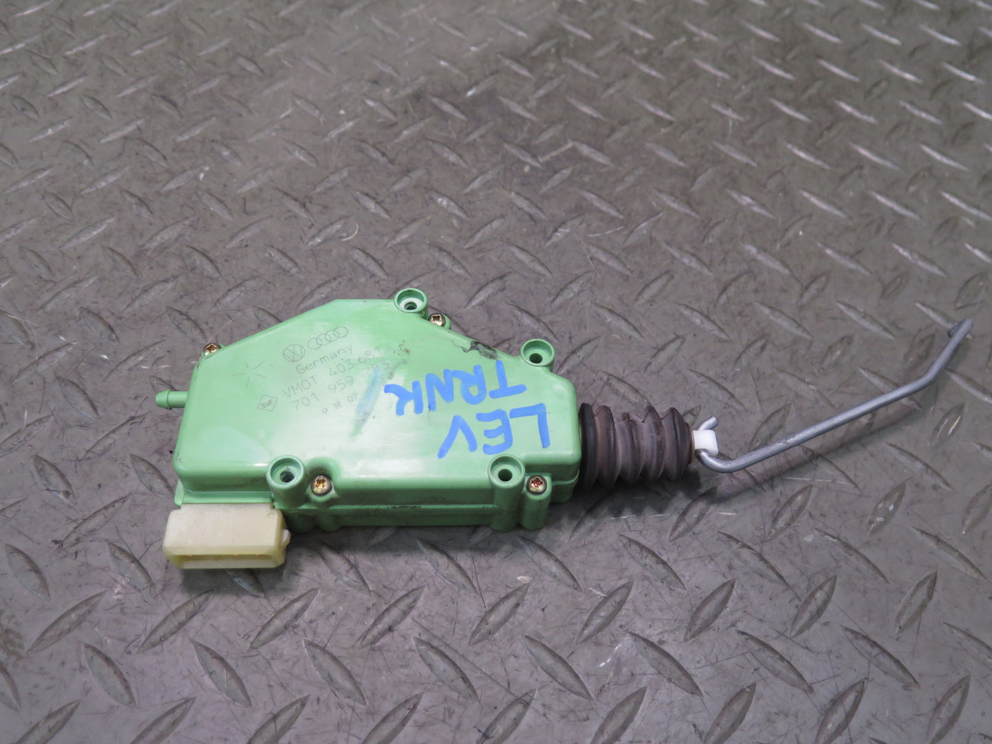 97-03 VW Eurovan T4 Rear Trunk Door Lock Actuator Motor 701959783 OEM