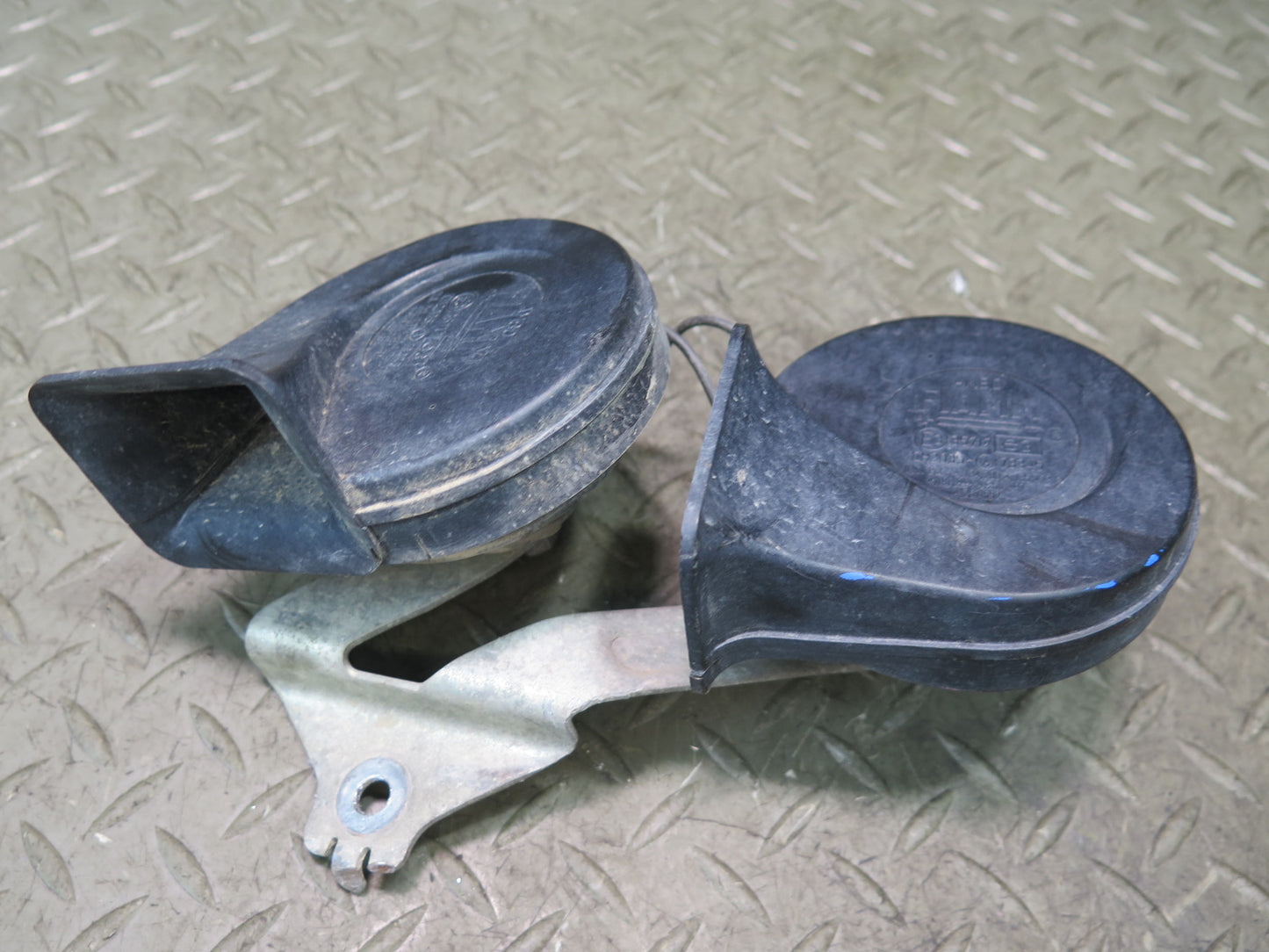97-04 Chevrolet Corvette C5 Set of 2 High & Low Tone Note Pitch Horn Signal OEM