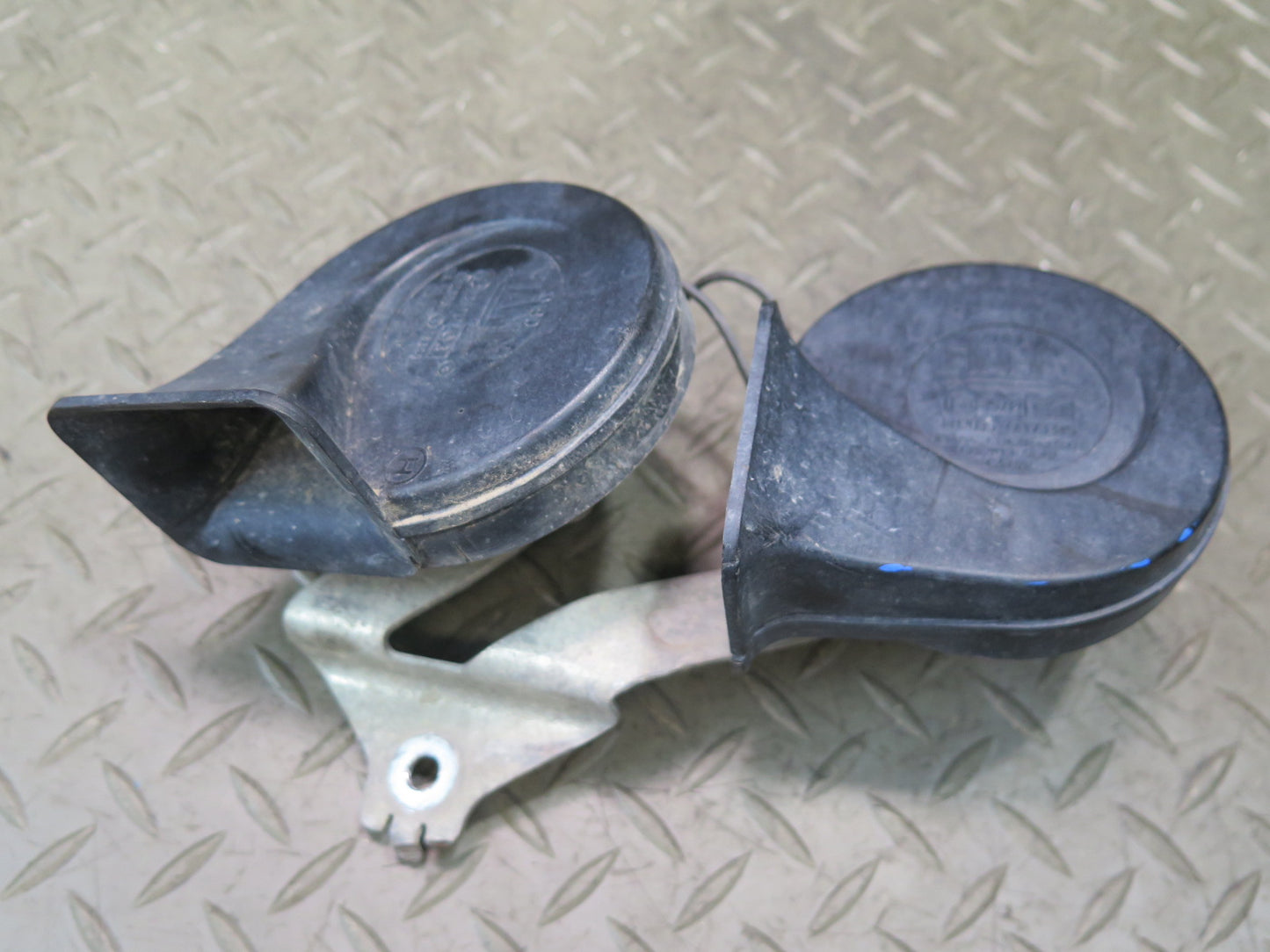97-04 Chevrolet Corvette C5 Set of 2 High & Low Tone Note Pitch Horn Signal OEM