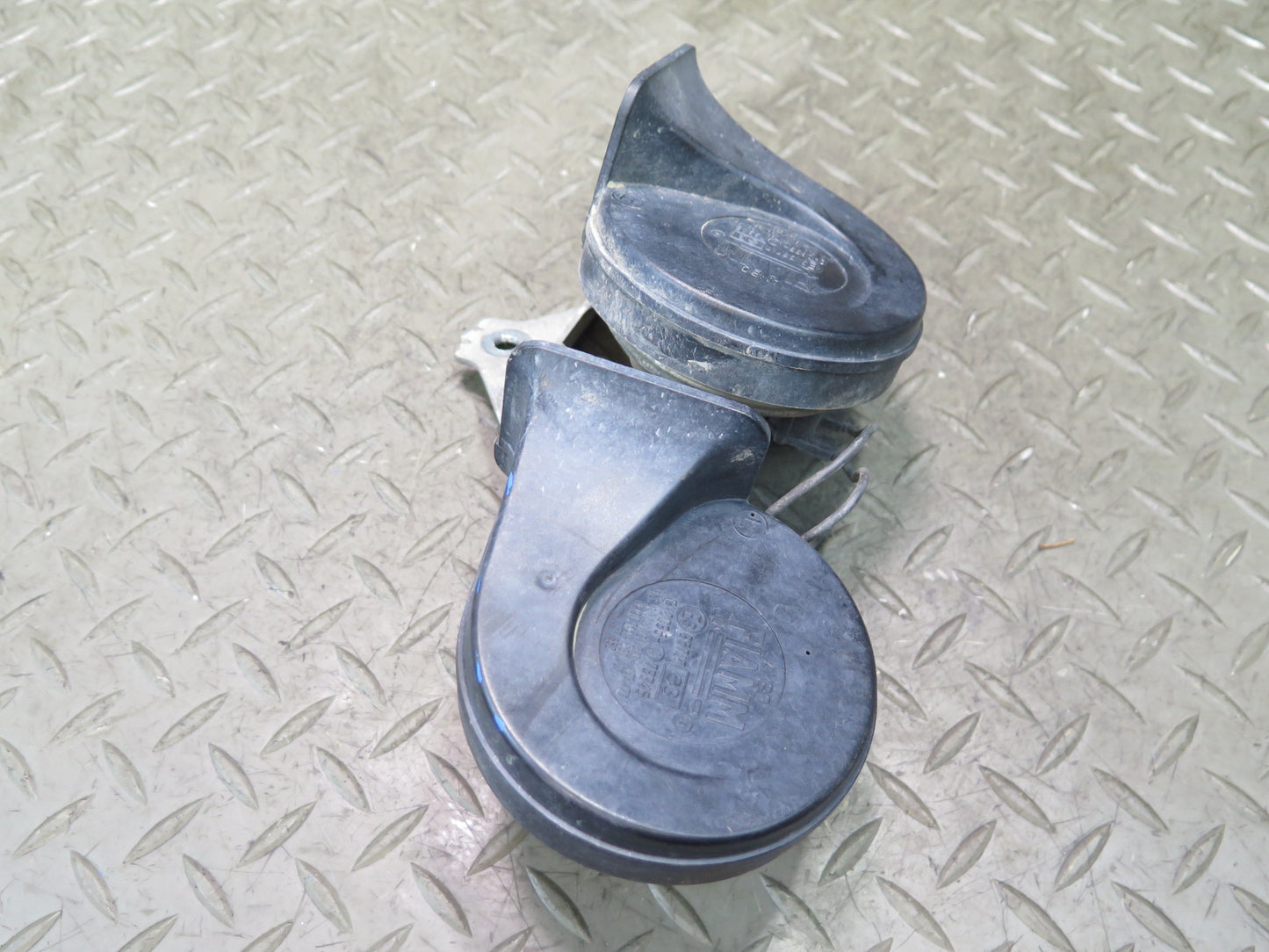 97-04 Chevrolet Corvette C5 Set of 2 High & Low Tone Note Pitch Horn Signal OEM
