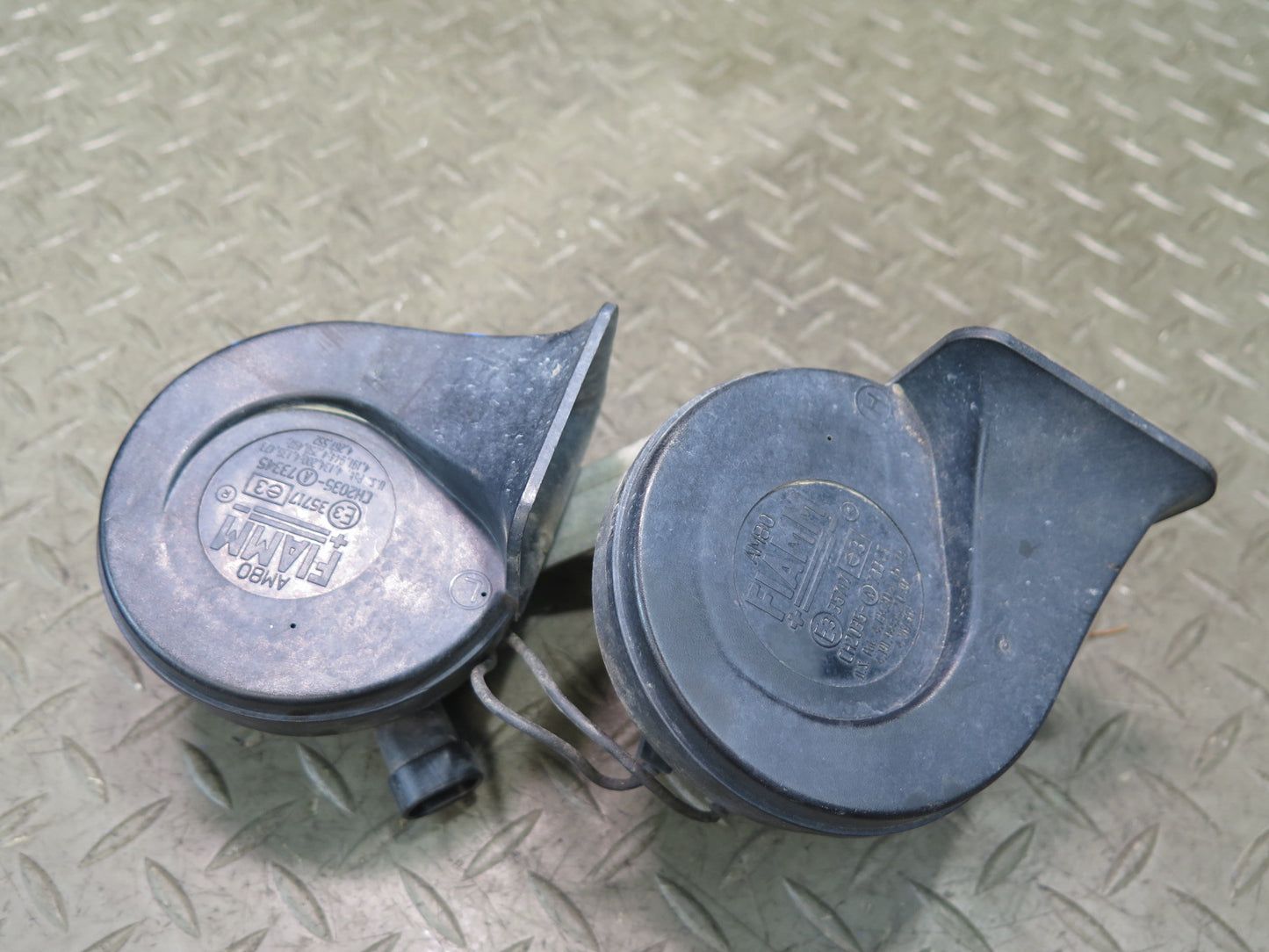 97-04 Chevrolet Corvette C5 Set of 2 High & Low Tone Note Pitch Horn Signal OEM
