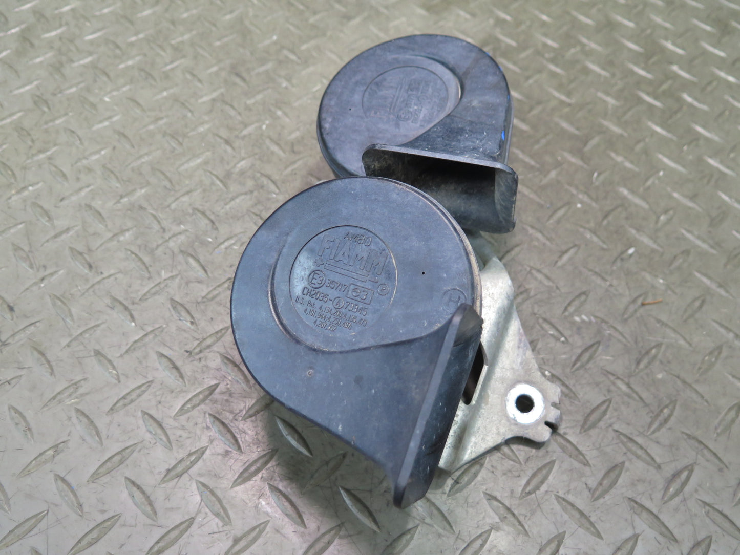 97-04 Chevrolet Corvette C5 Set of 2 High & Low Tone Note Pitch Horn Signal OEM