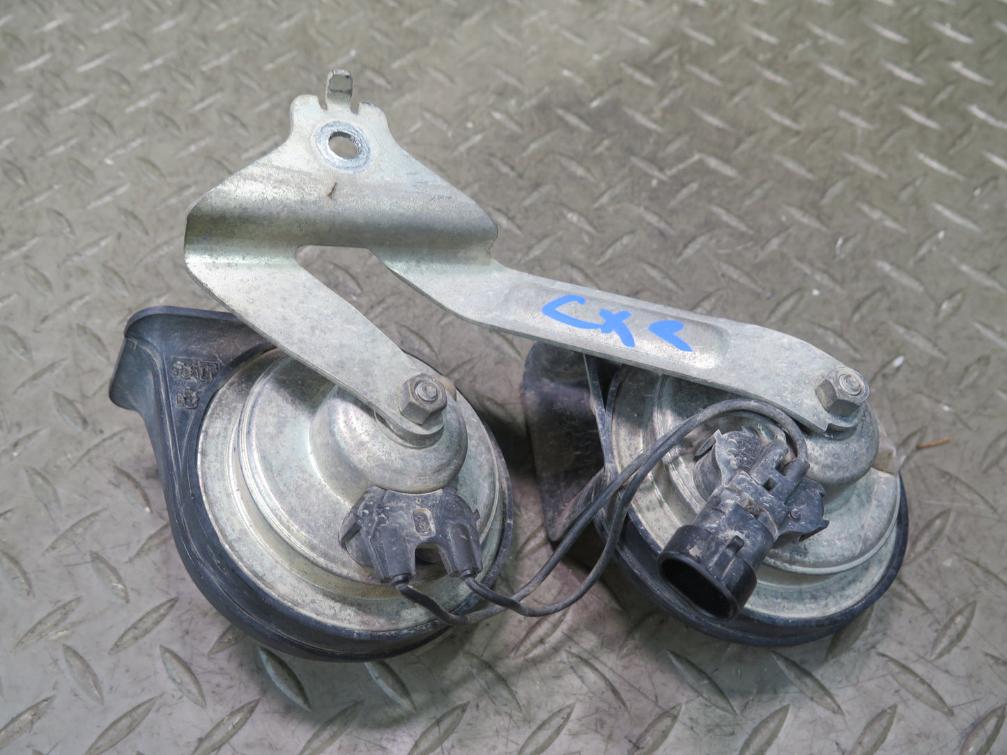 97-04 Chevrolet Corvette C5 Set of 2 High & Low Tone Note Pitch Horn Signal OEM