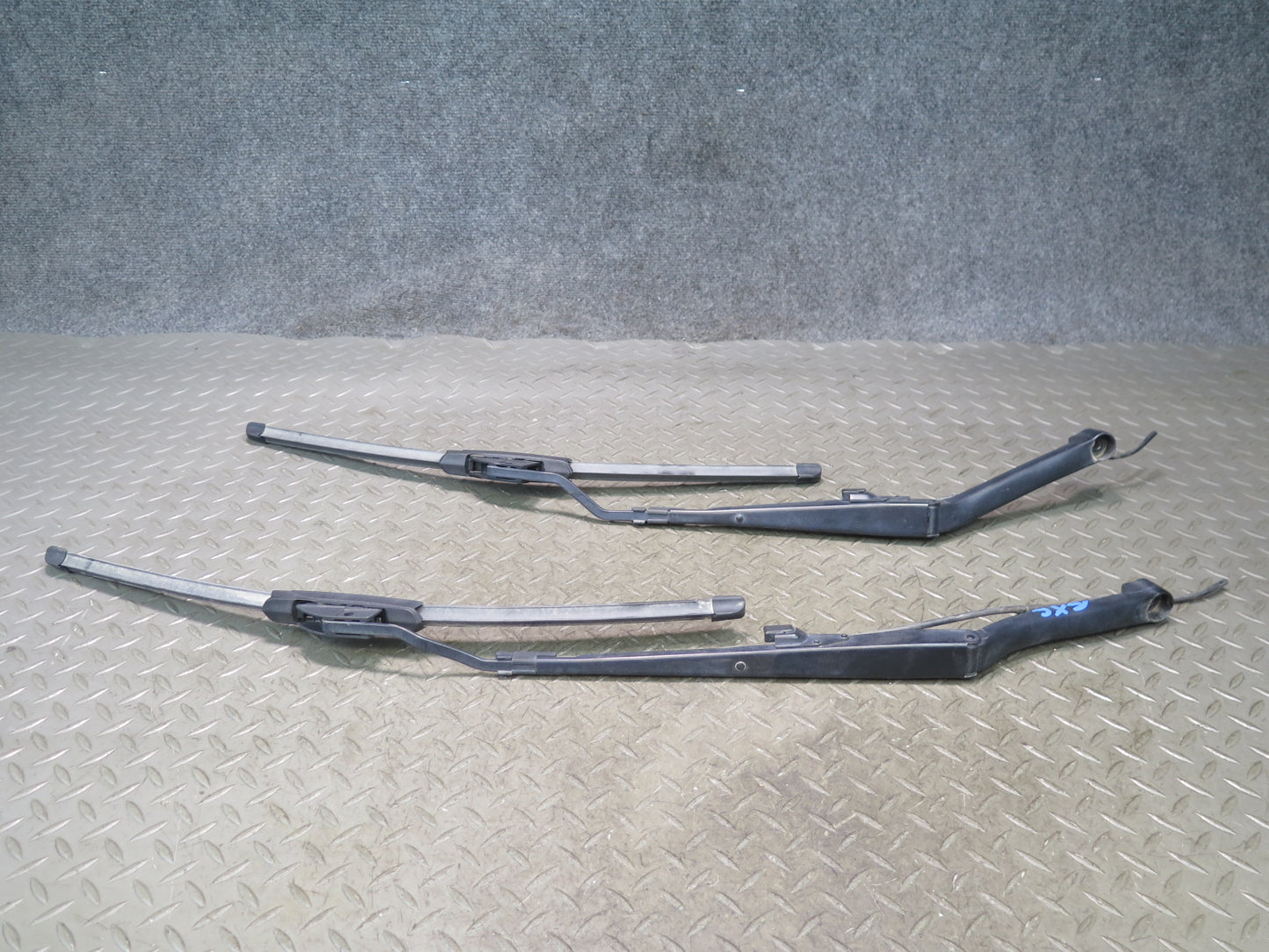 97-04 Chevrolet Corvette C5 Set of 2 Front Left & Right Windshield Wiper Arm OEM